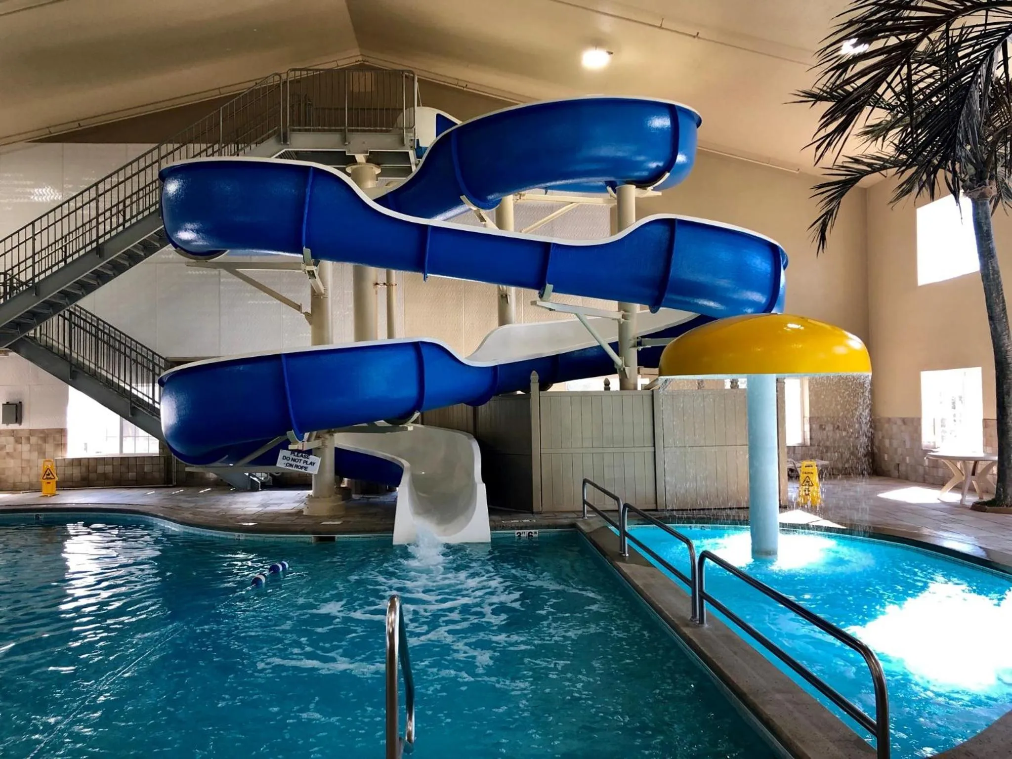 Swimming pool in Country Inn & Suites by Radisson Bismarck Waterpark