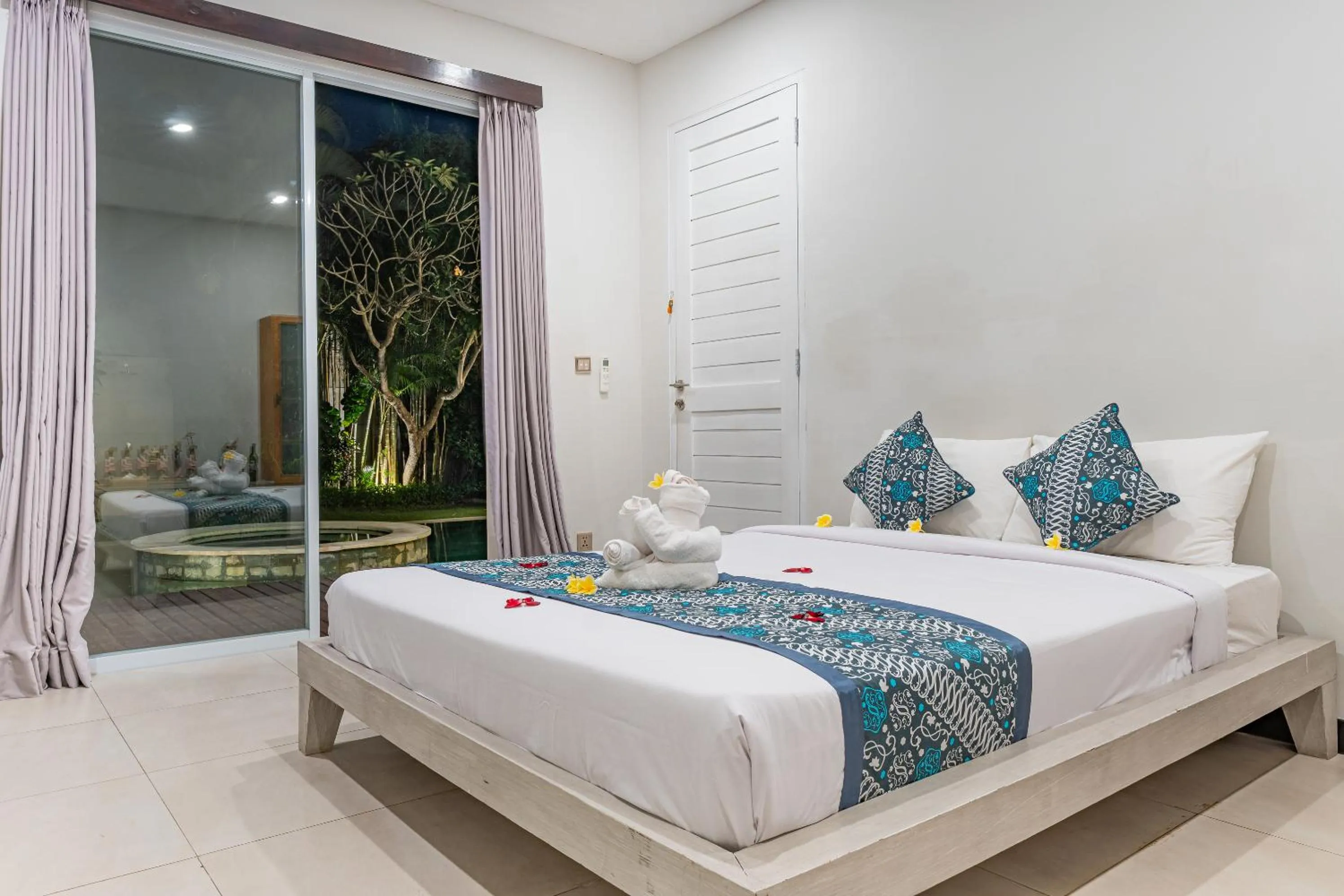 Bedroom, Bed in Luxury - Villa K - Central Seminyak