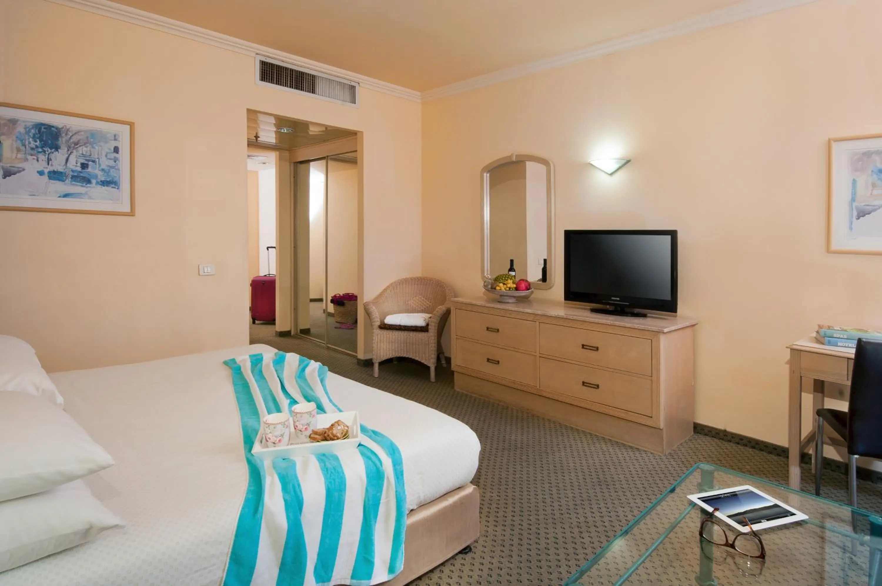 TV and multimedia, Bed in Leonardo Hotel Negev