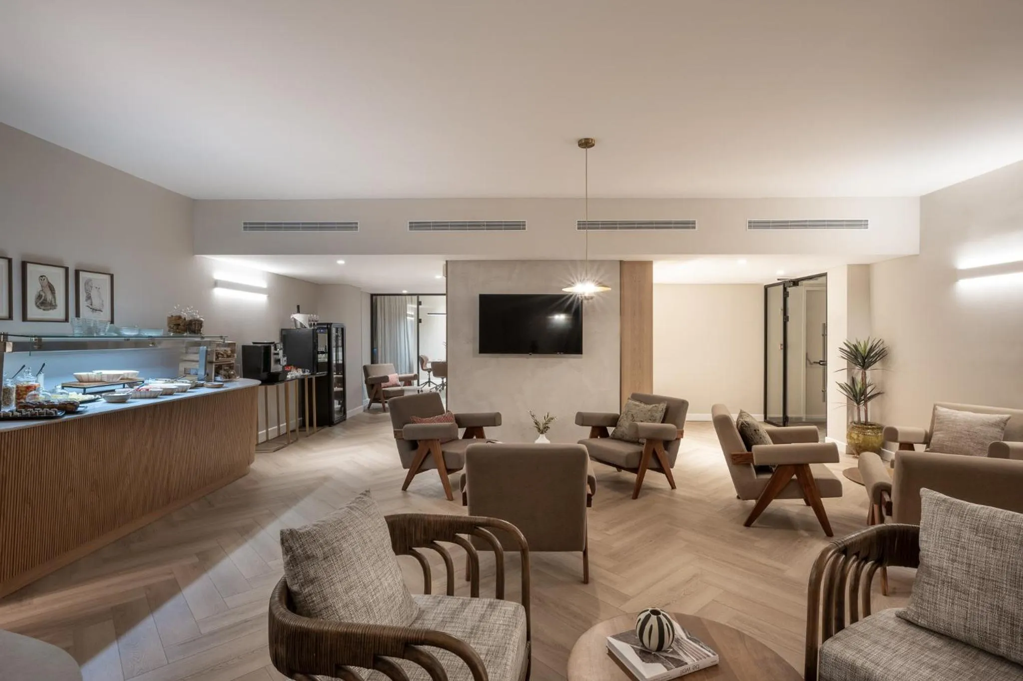 Communal lounge/ TV room in Leonardo Hotel Negev