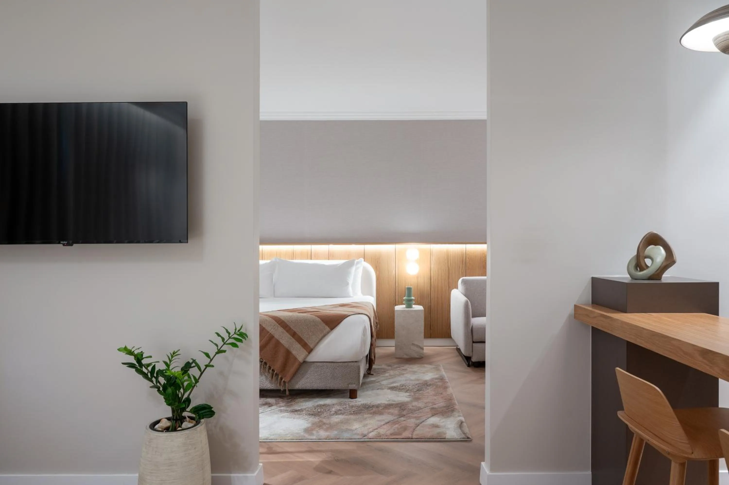 Seating area, Bed in Leonardo Hotel Negev