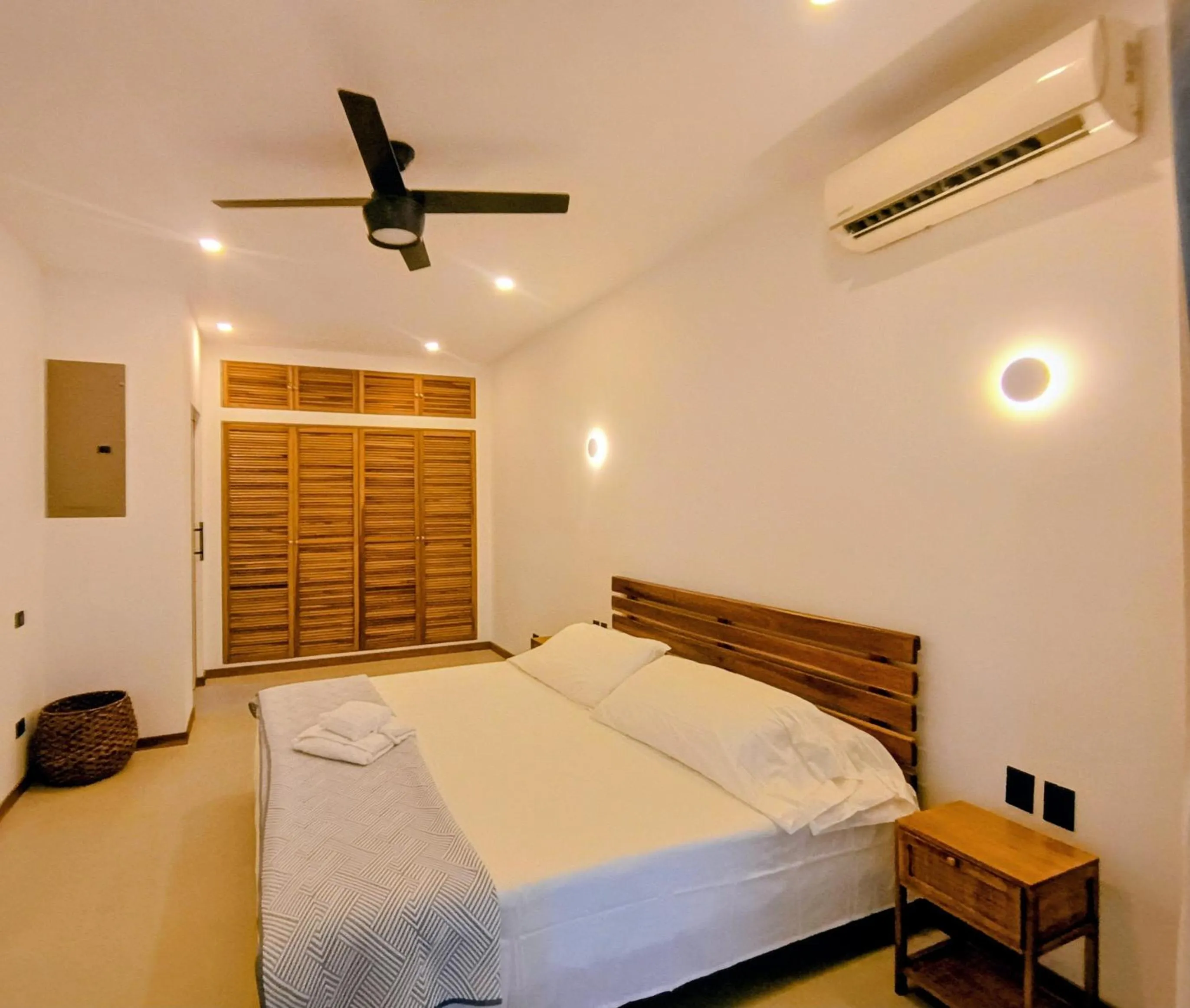 Photo of the whole room, Bed in Vista Naranja Ocean View - Suite Apartment