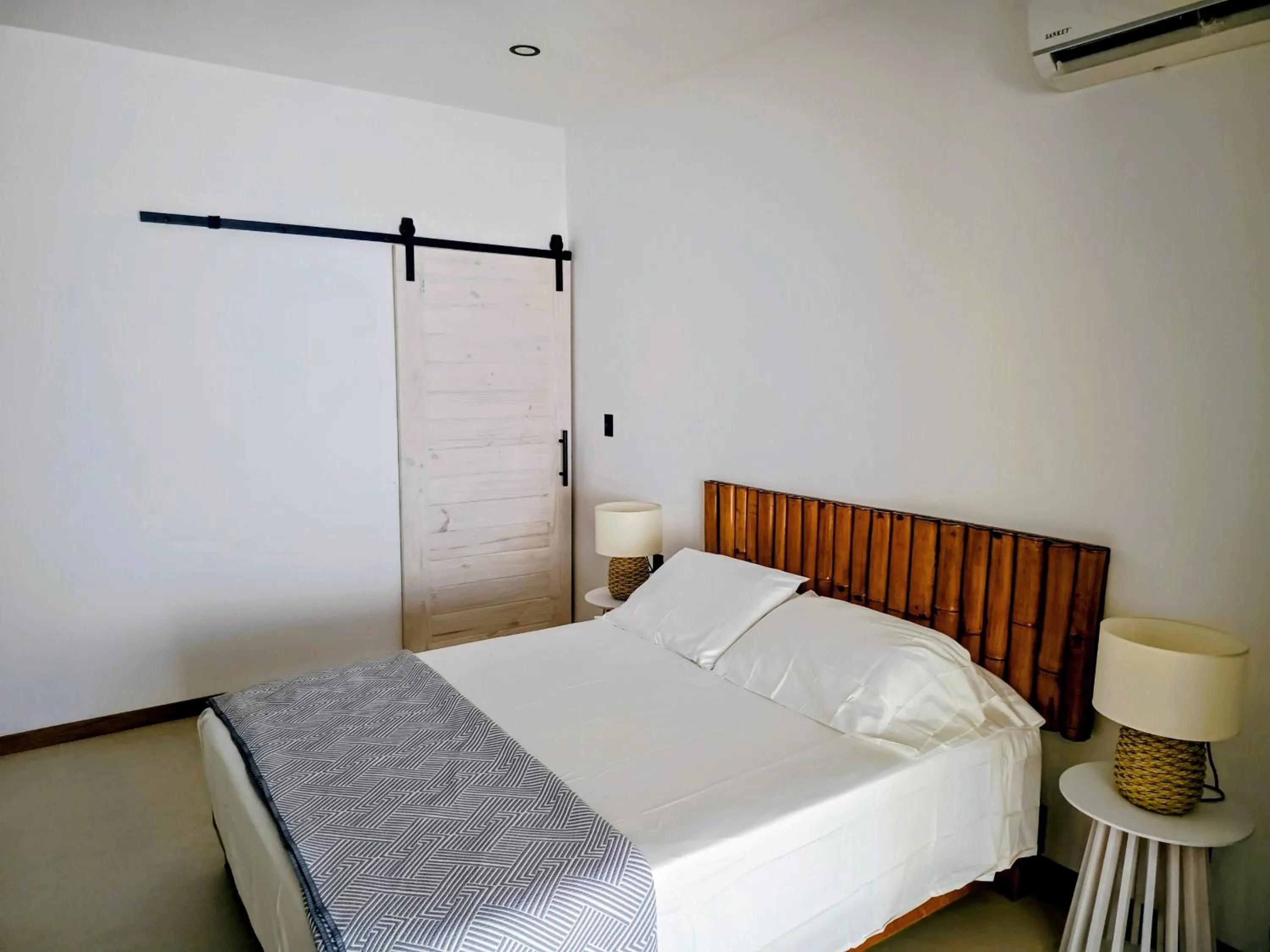 Photo of the whole room, Bed in Vista Naranja Ocean View - Suite Apartment