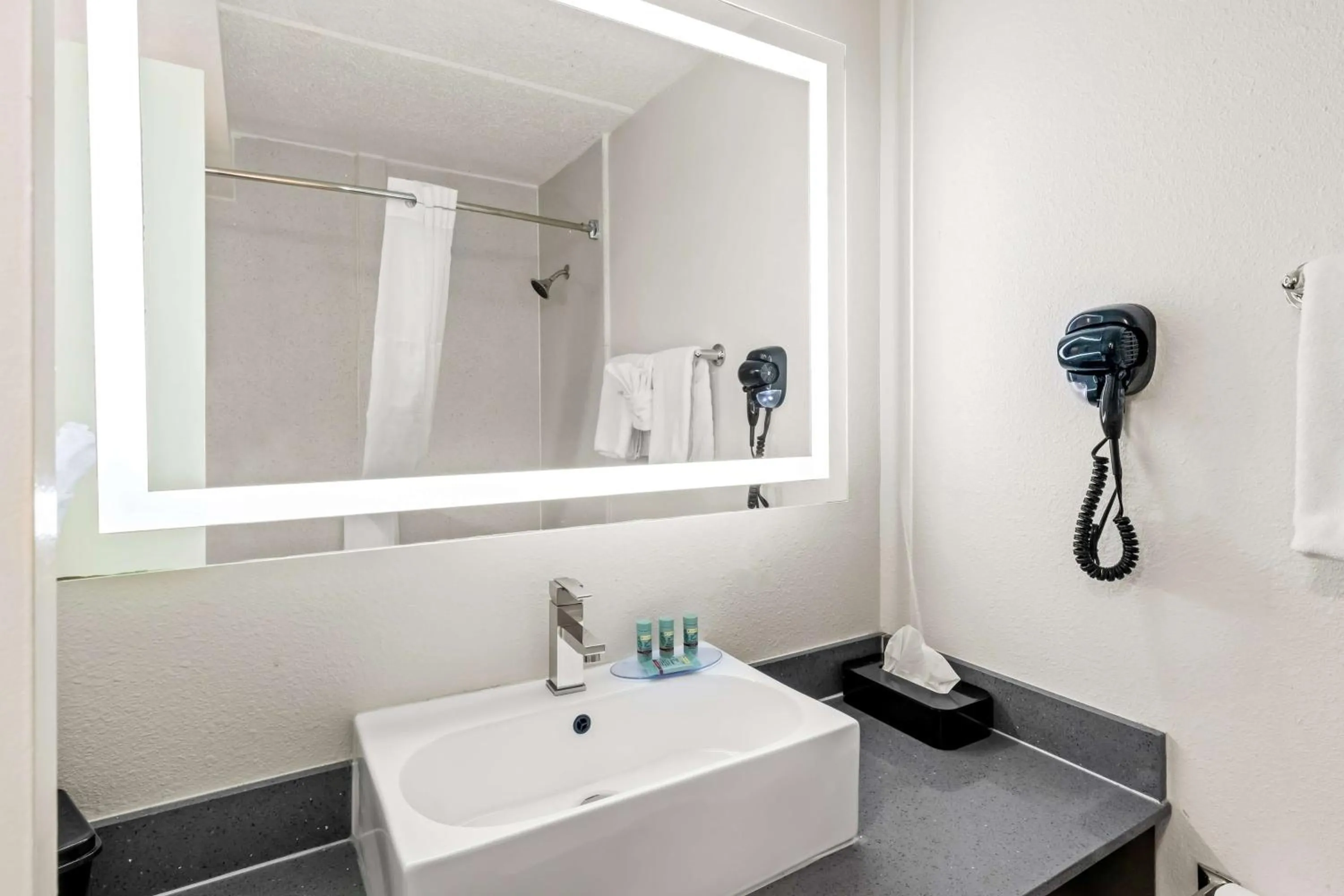 Bathroom in Best Western Atlanta Cumberland Galleria Hotel