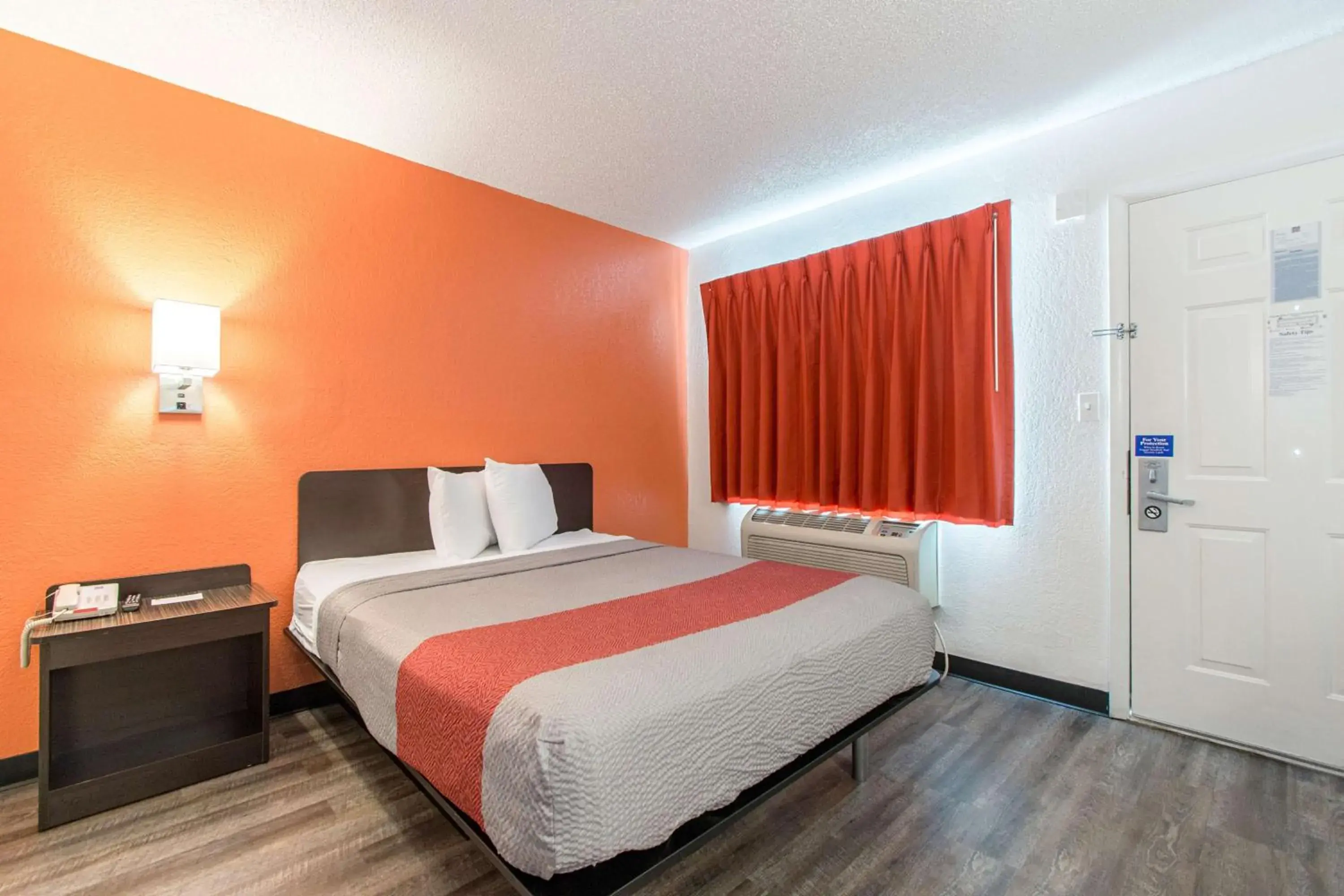 Queen Room - Smoking in Motel 6-Norcross, GA - Atlanta Northeast Queen Room - Smoking in Motel 6-Norcross, GA - Atlanta Northeast