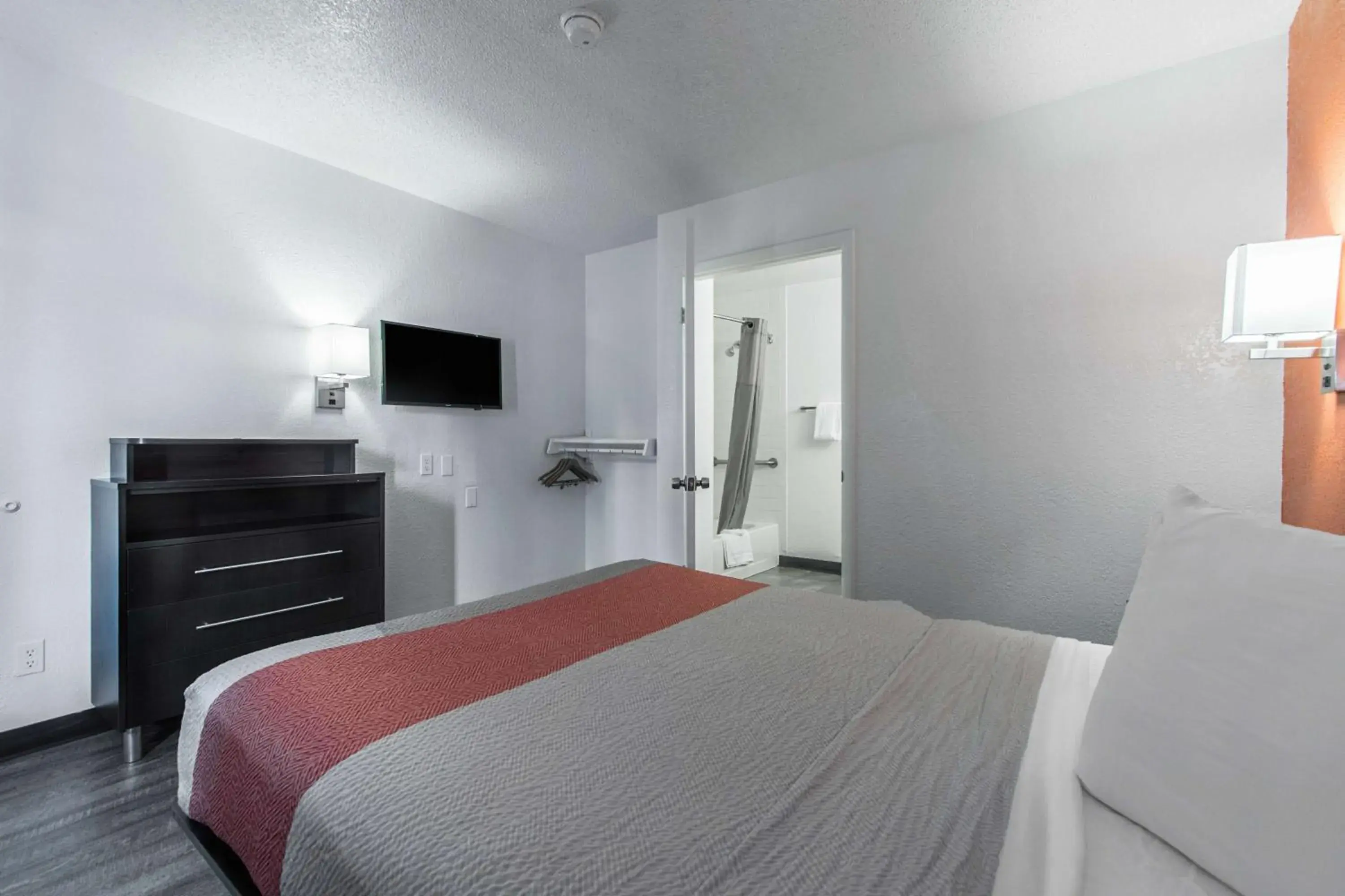 Shower, Bed in Motel 6-Norcross, GA - Atlanta Northeast Shower, Bed in Motel 6-Norcross, GA - Atlanta Northeast