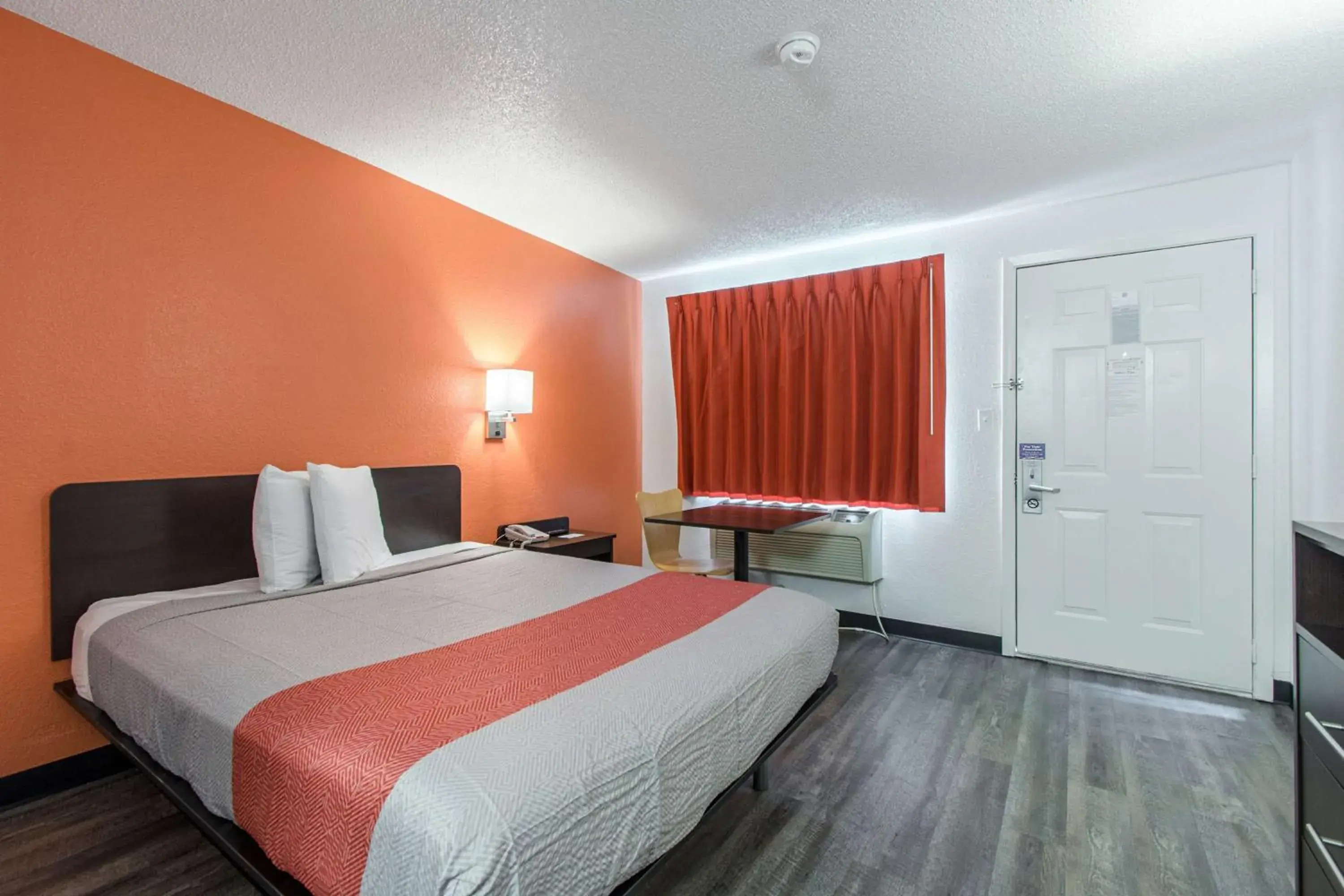 Seating area, Bed in Motel 6-Norcross, GA - Atlanta Northeast Seating area, Bed in Motel 6-Norcross, GA - Atlanta Northeast