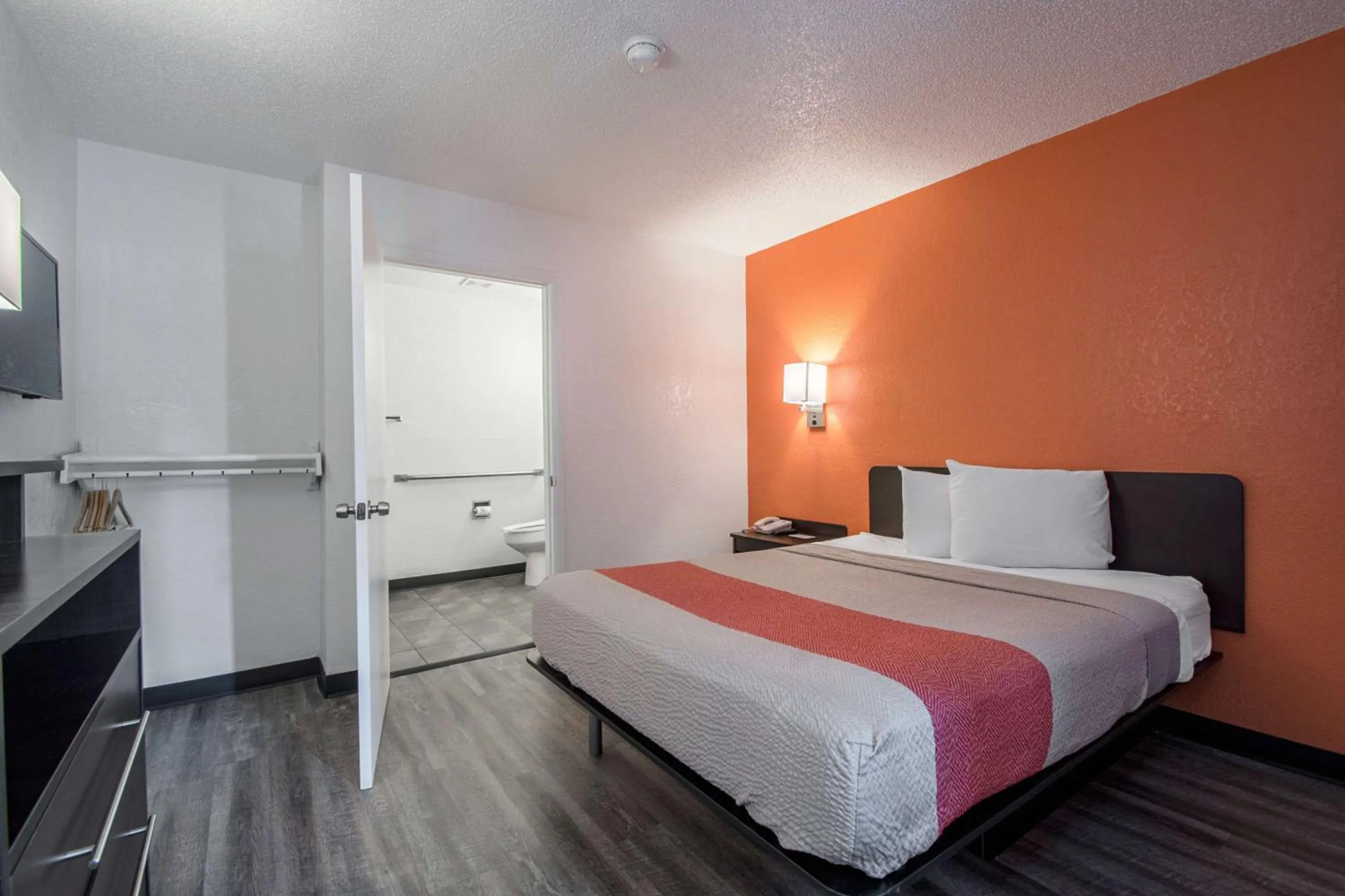 Toilet, Bed in Motel 6-Norcross, GA - Atlanta Northeast