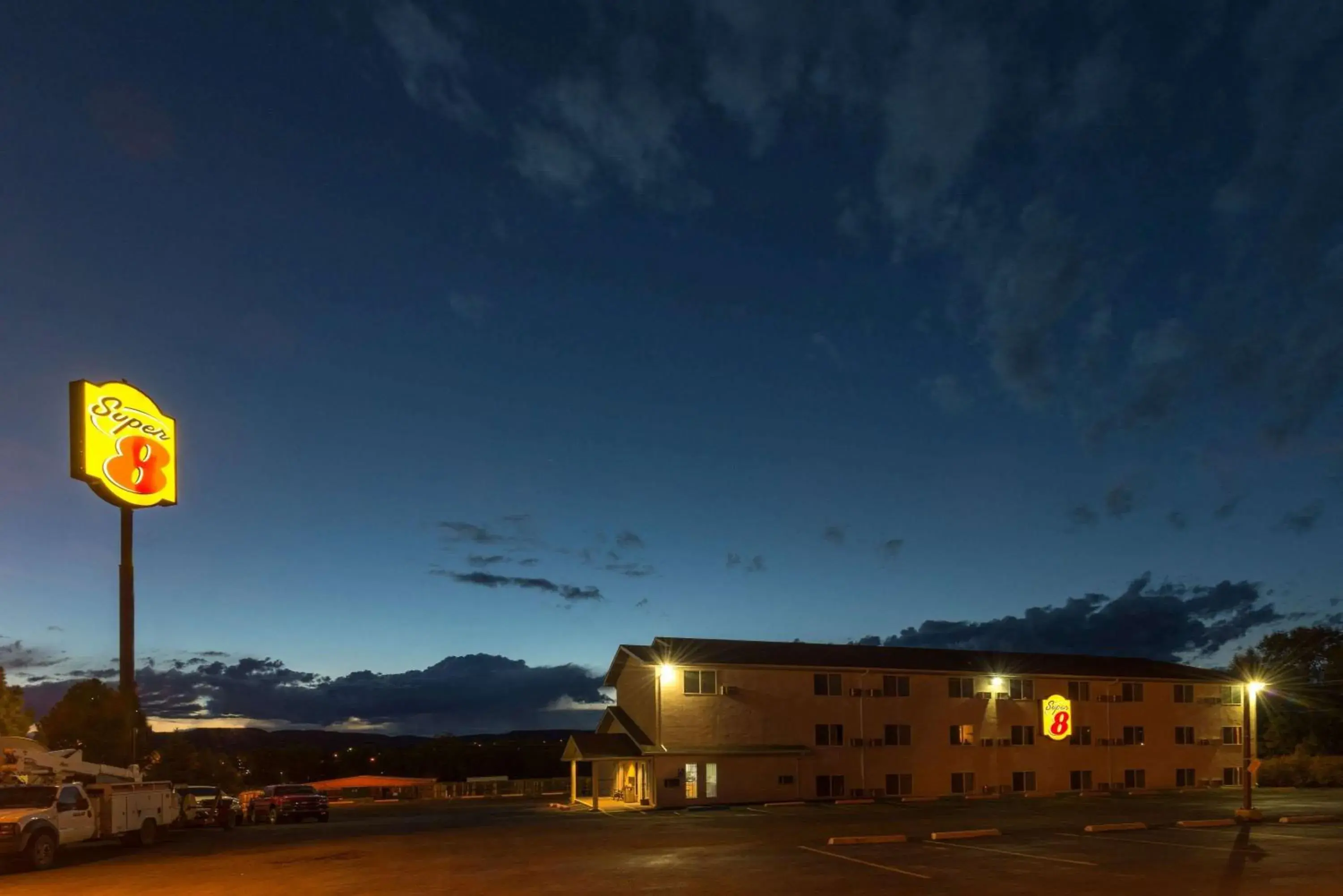 Property building in Super 8 by Wyndham Raton Property building in Super 8 by Wyndham Raton