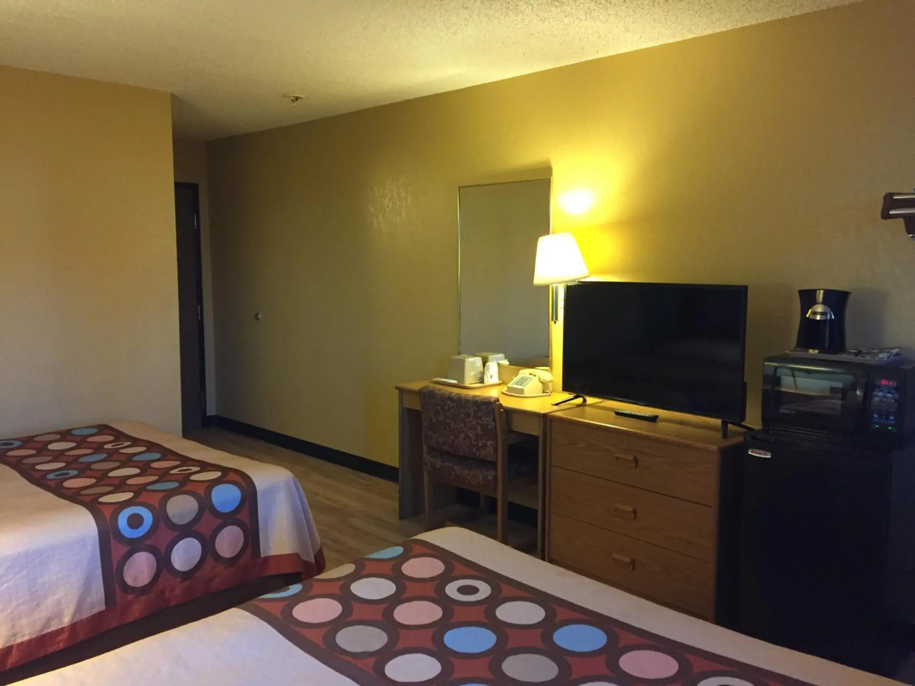 TV and multimedia, Bed in Super 8 by Wyndham Raton TV and multimedia, Bed in Super 8 by Wyndham Raton