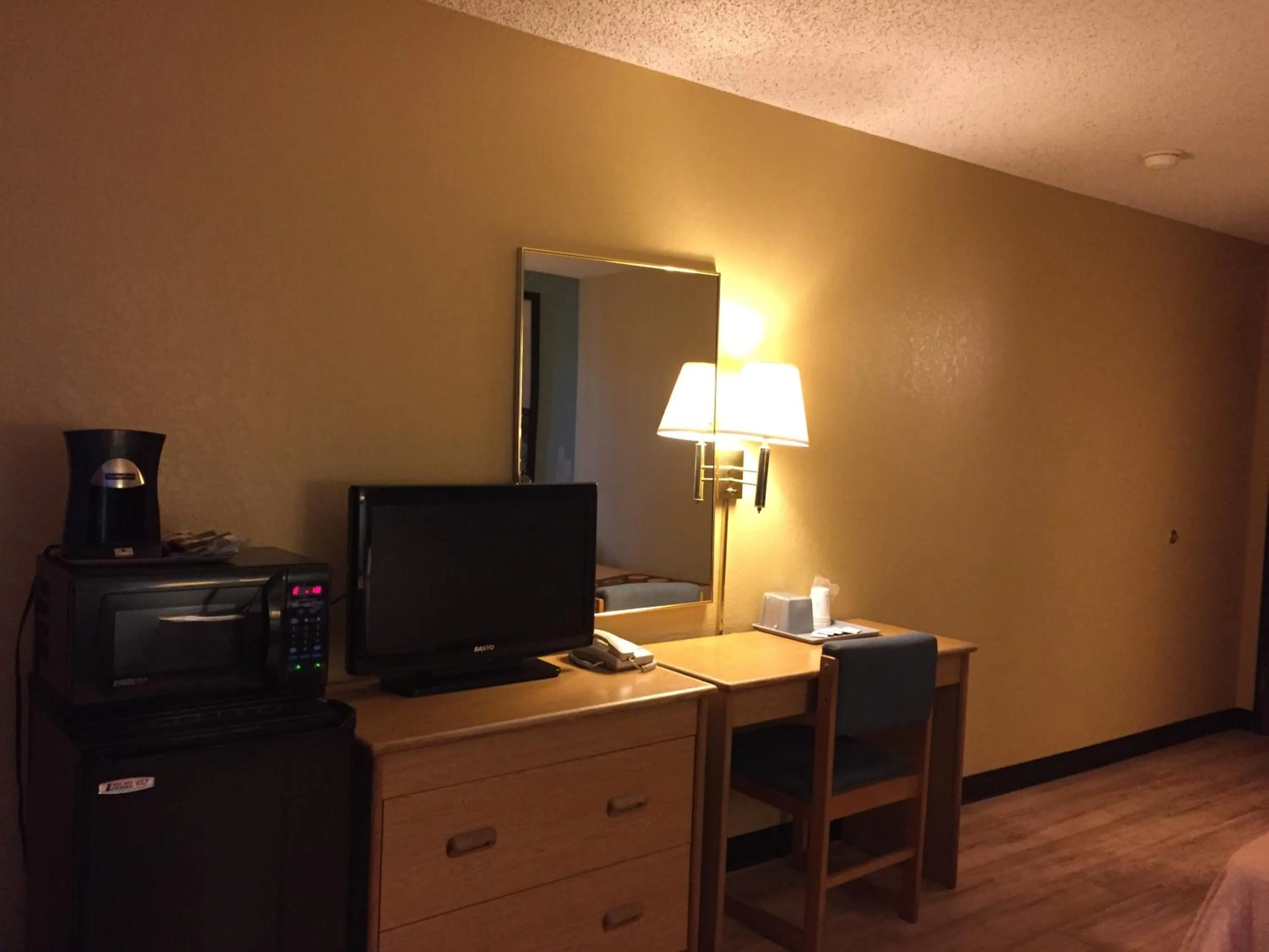 TV and multimedia in Super 8 by Wyndham Raton