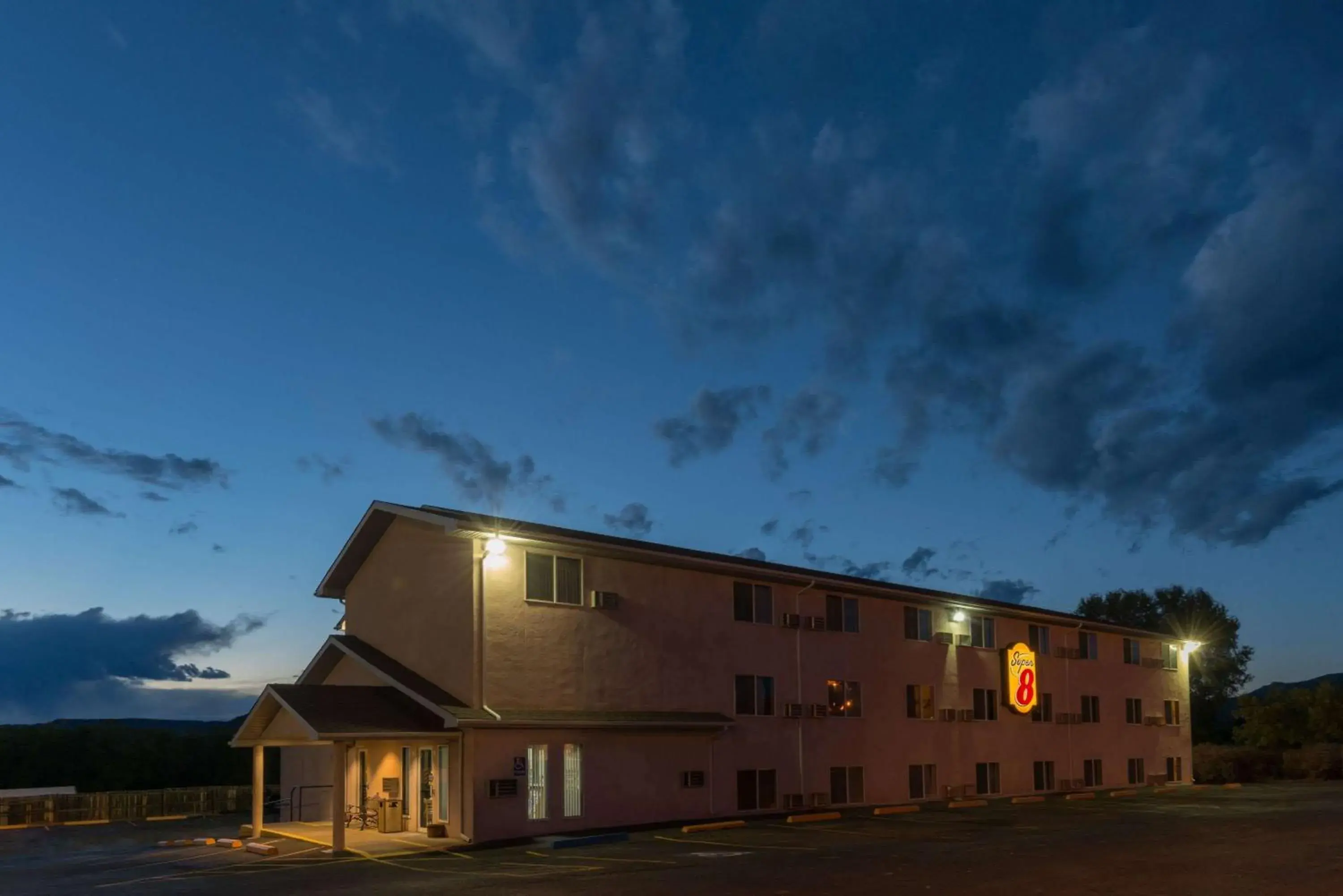 Property building in Super 8 by Wyndham Raton Property building in Super 8 by Wyndham Raton