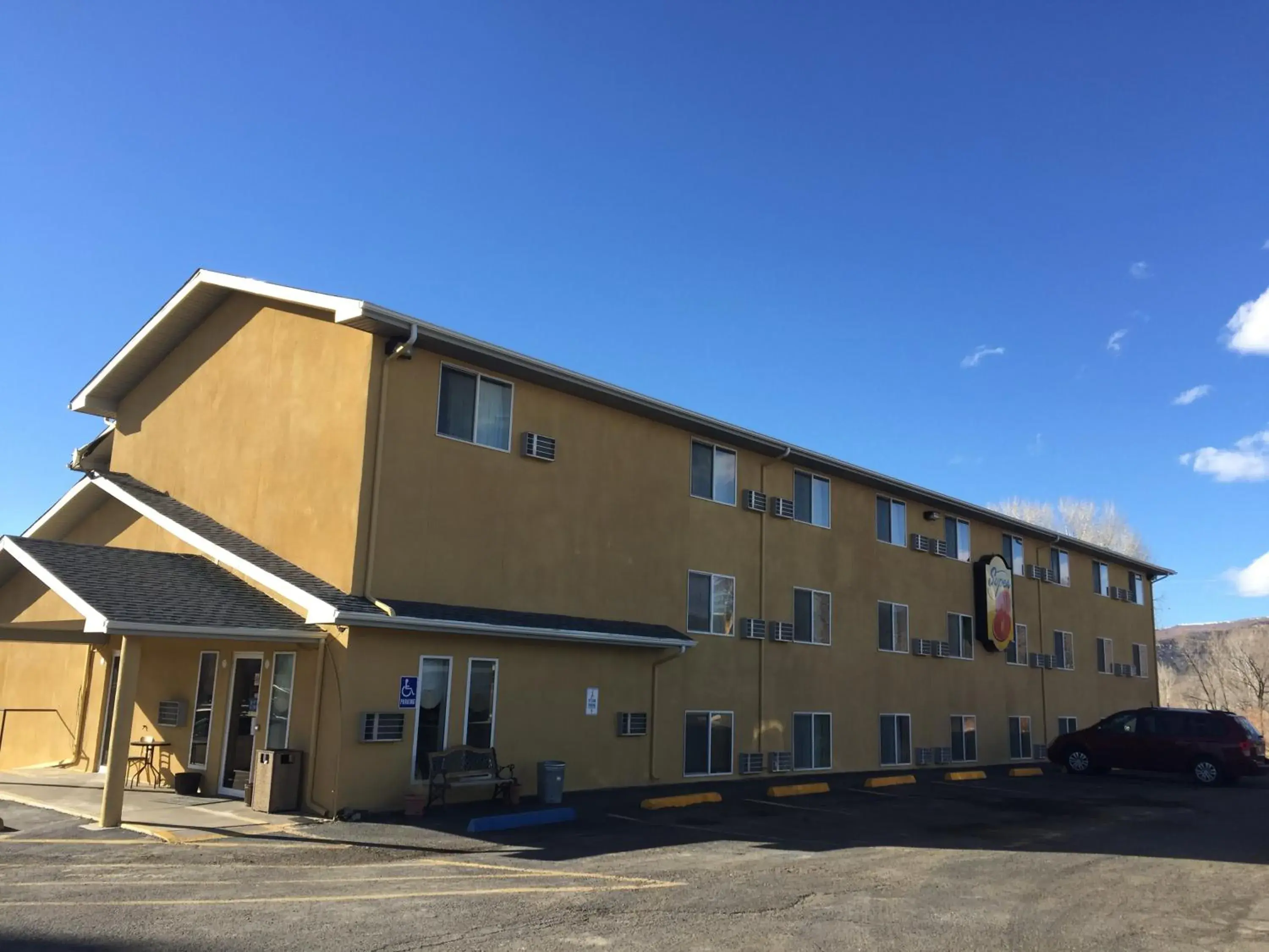 Property building in Super 8 by Wyndham Raton Property building in Super 8 by Wyndham Raton