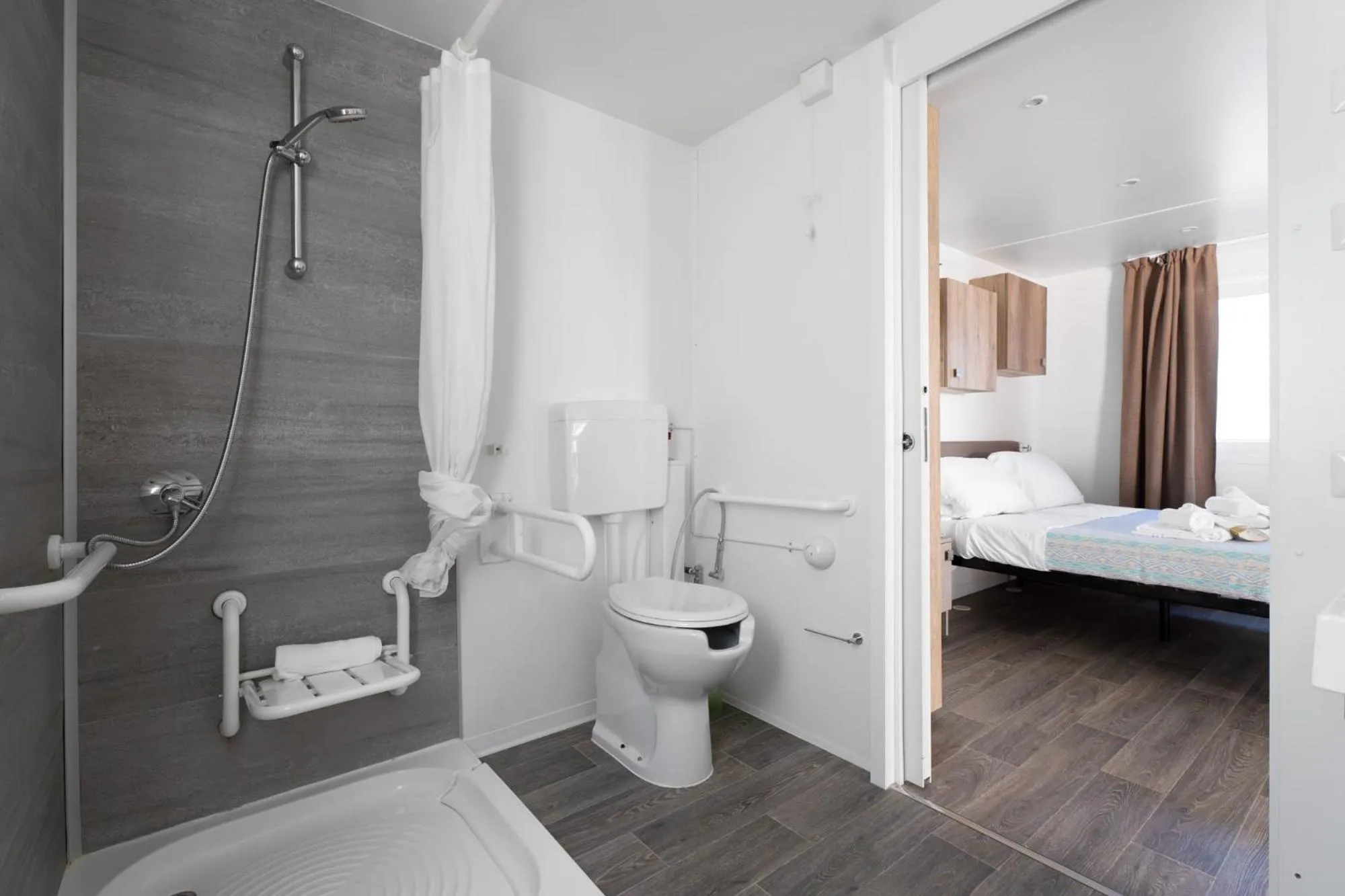 Bathroom, Bed in Club del Sole Marina Romea Easy Camping Village