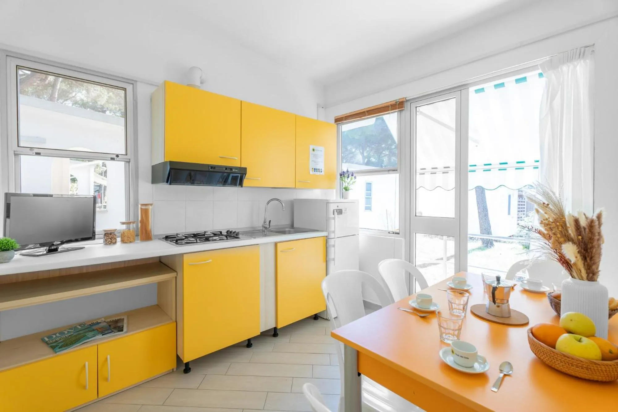 Kitchen or kitchenette in Club del Sole Marina Romea Easy Camping Village