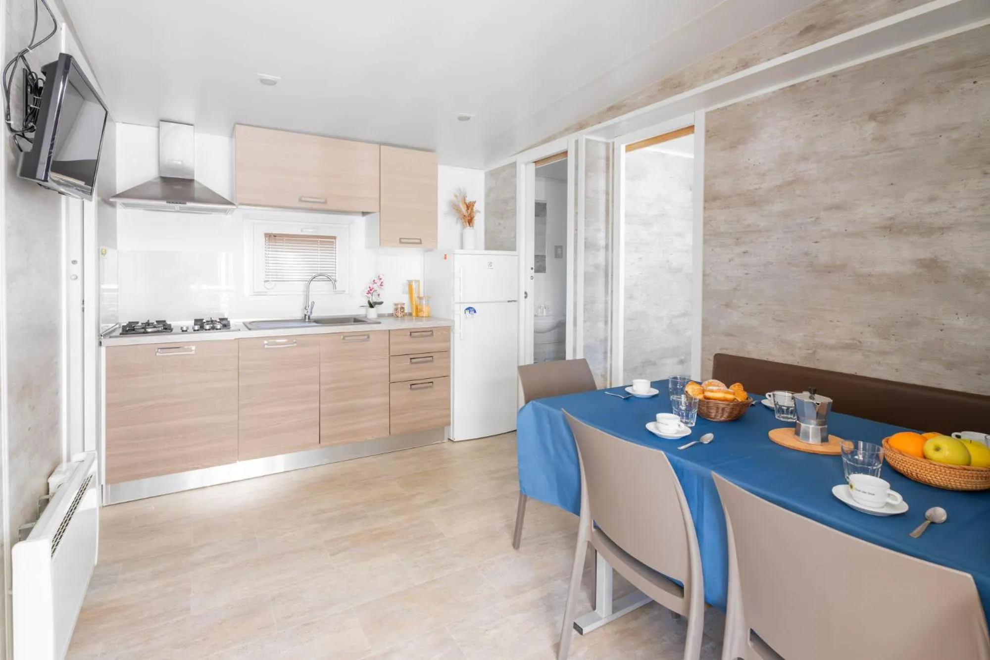 Kitchen or kitchenette in Club del Sole Marina Romea Easy Camping Village
