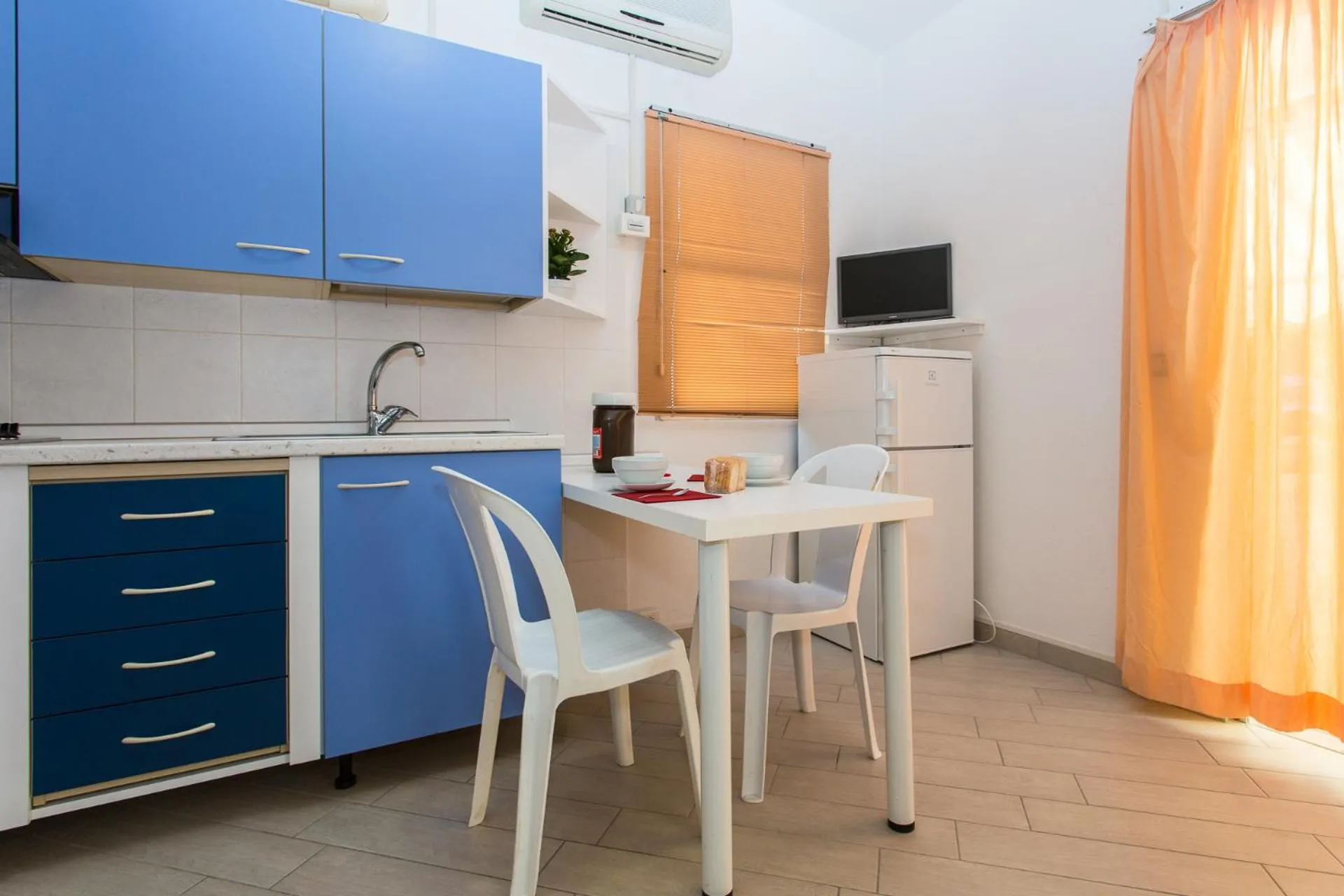 Kitchen or kitchenette in Club del Sole Marina Romea Easy Camping Village