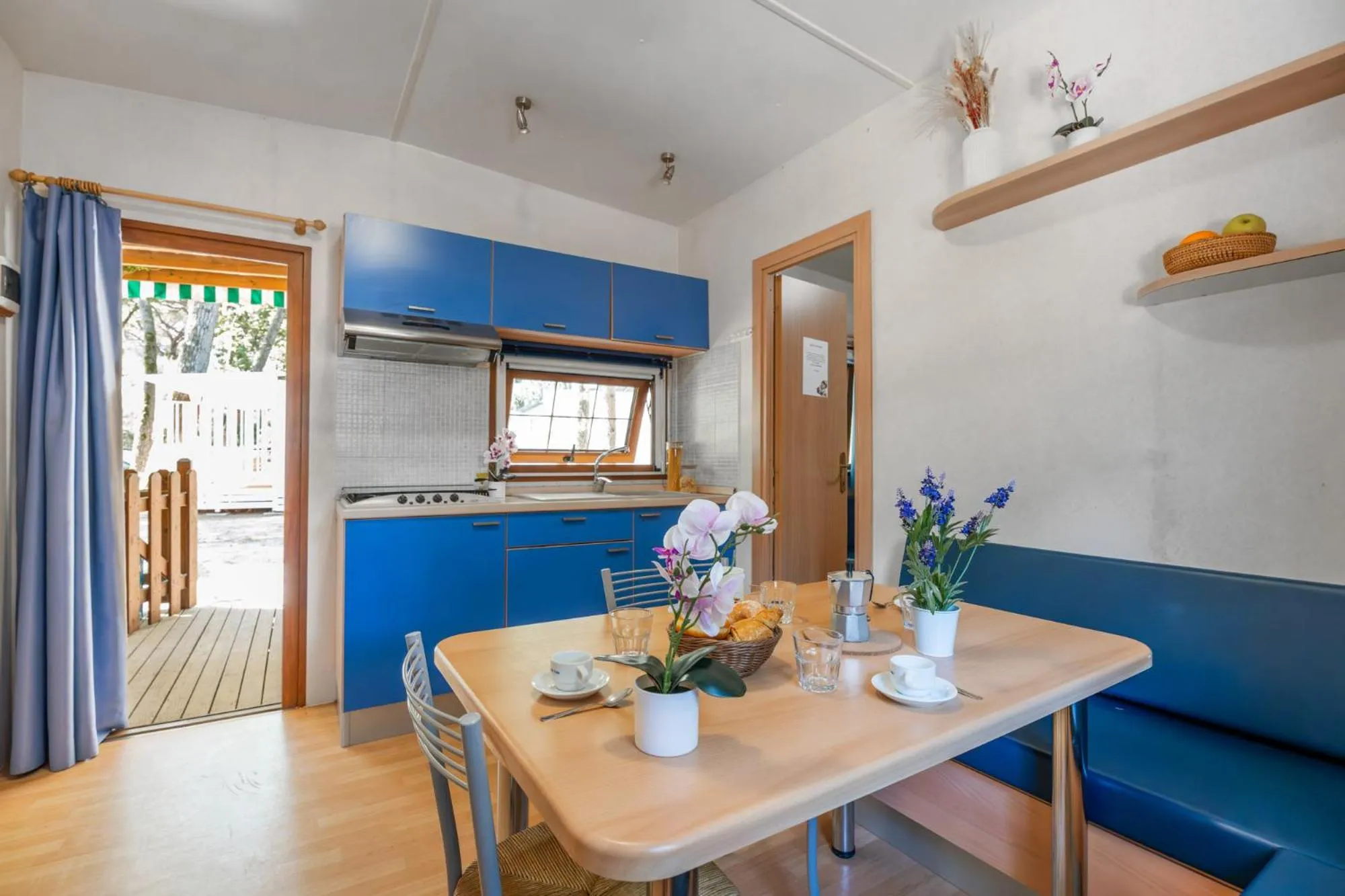 Kitchen or kitchenette in Club del Sole Marina Romea Easy Camping Village