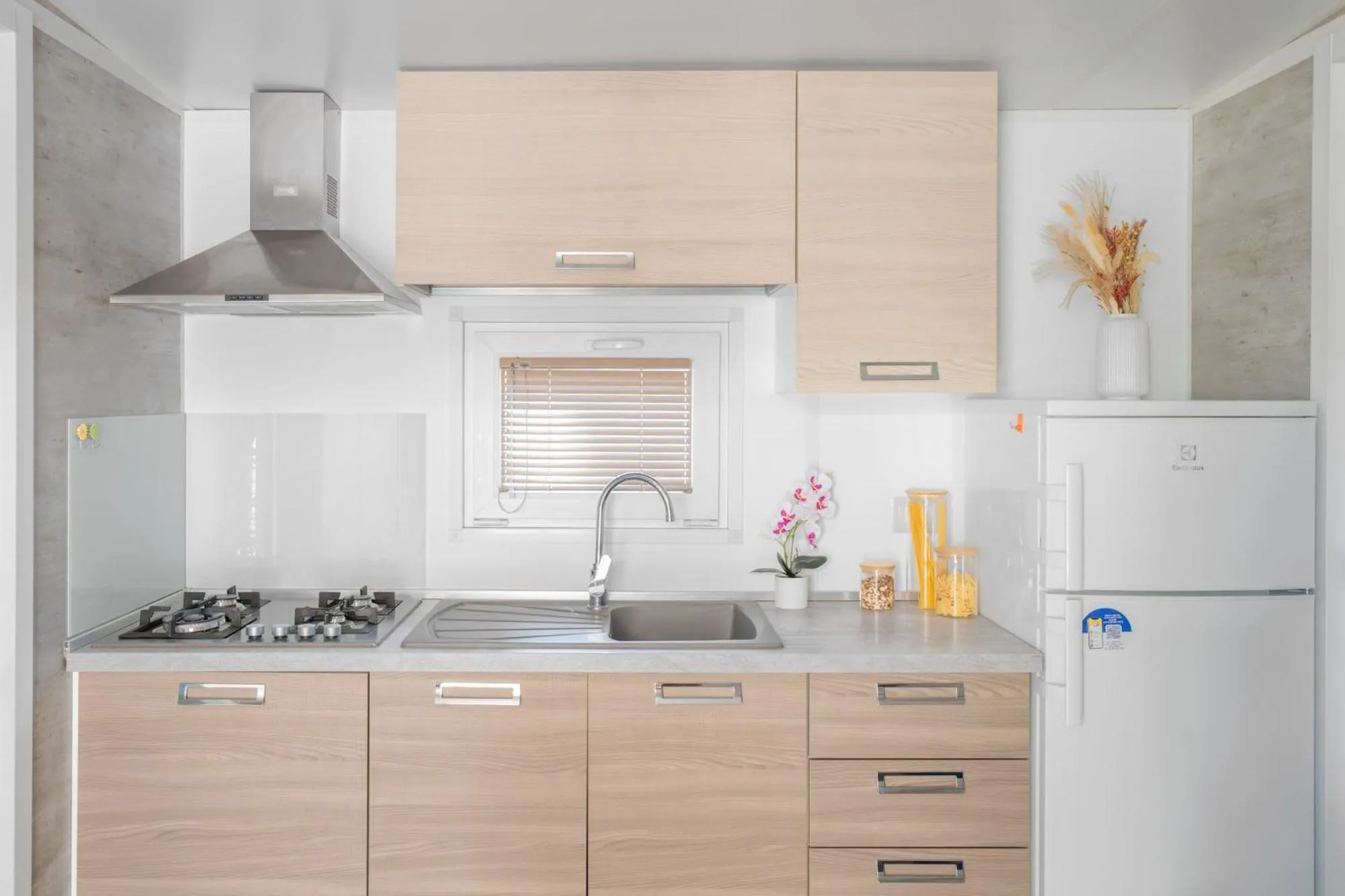 Kitchen or kitchenette in Club del Sole Marina Romea Easy Camping Village