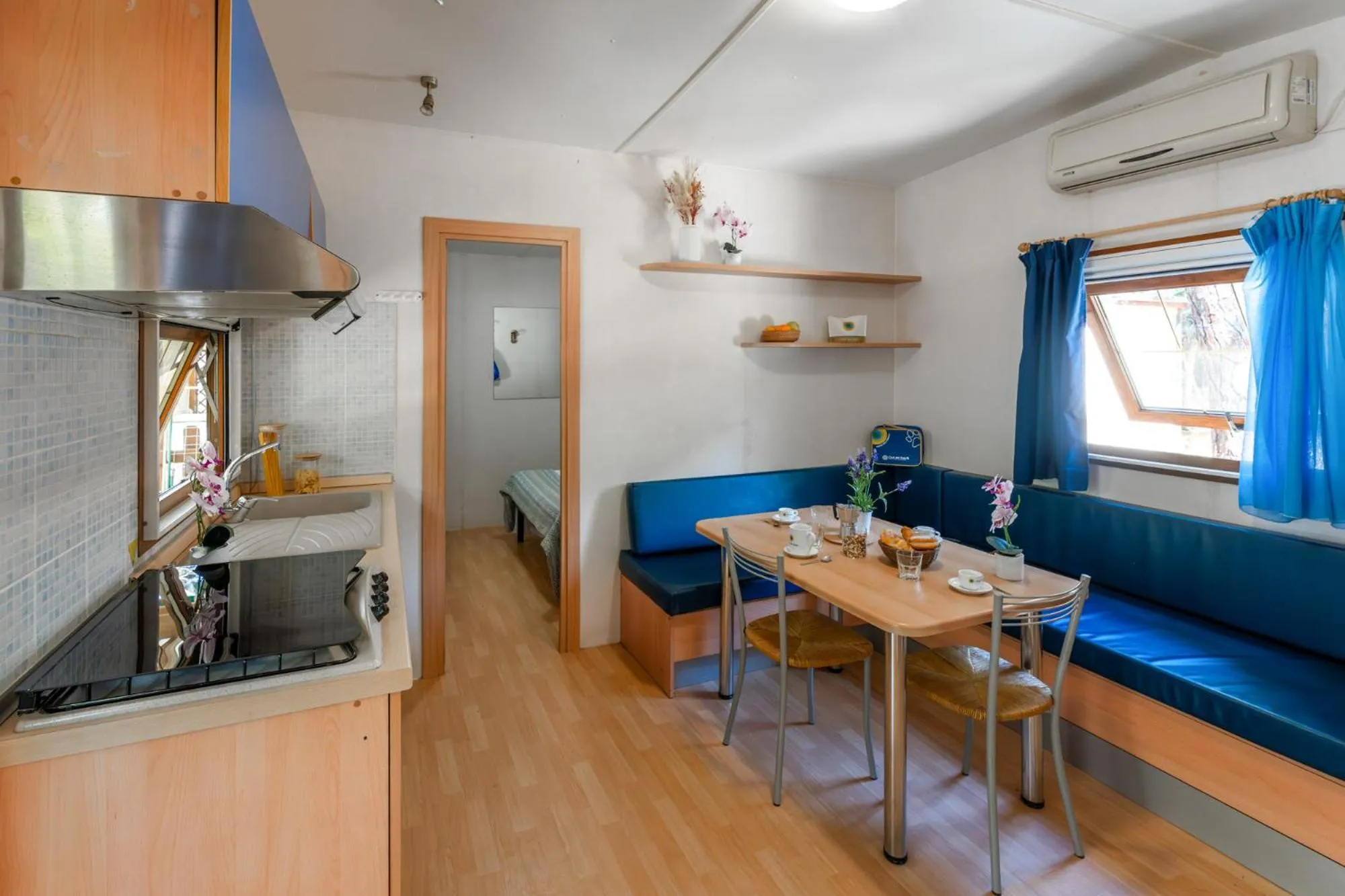 Kitchen or kitchenette in Club del Sole Marina Romea Easy Camping Village