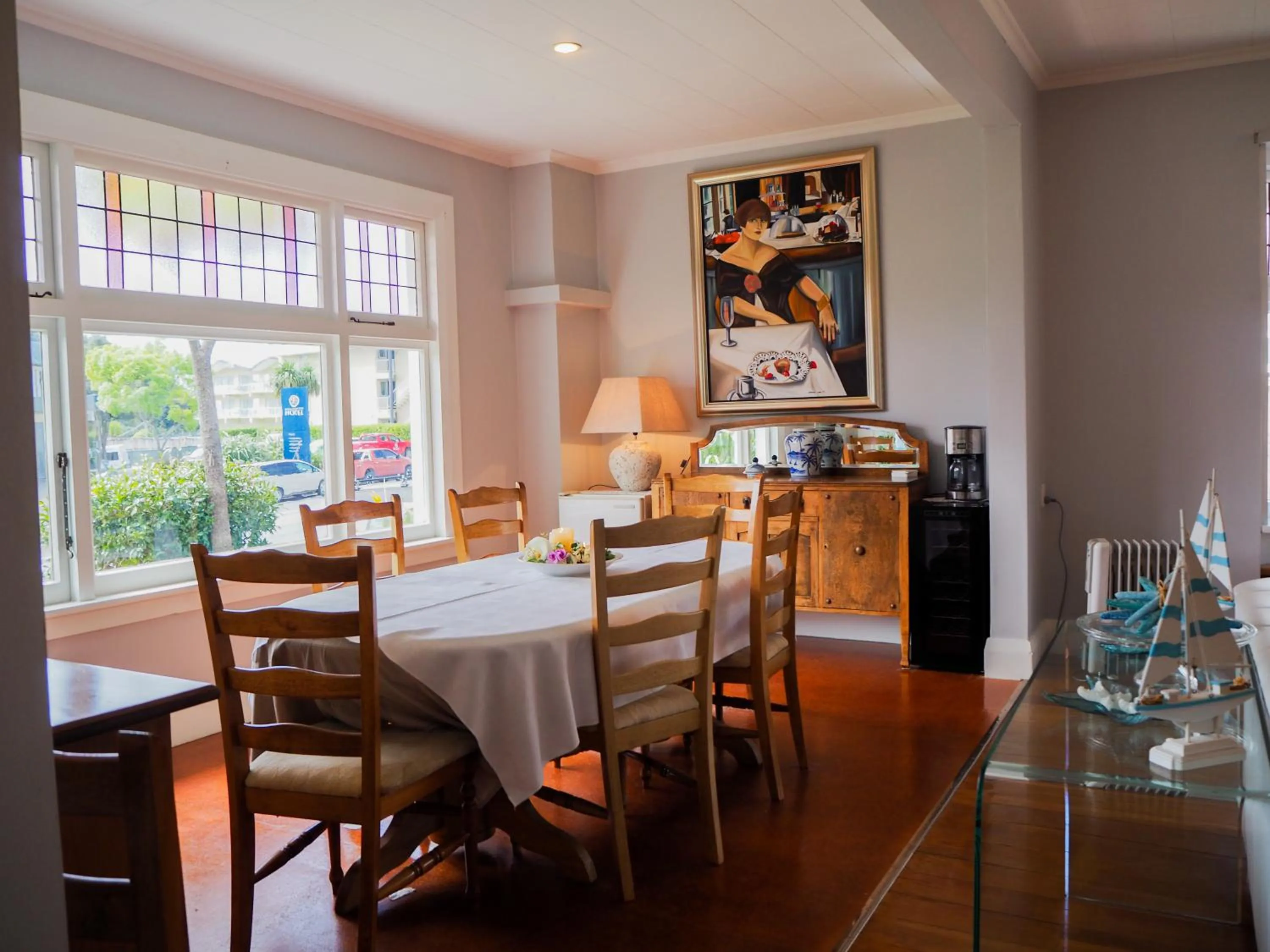 Communal lounge/ TV room in The Gables B&B