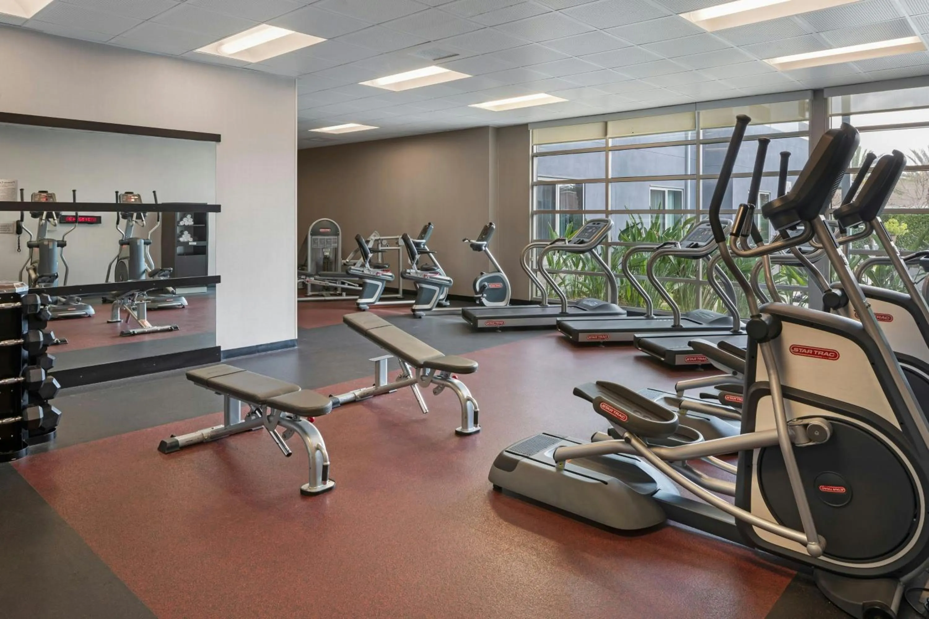 Fitness centre/facilities in Courtyard Long Beach Airport