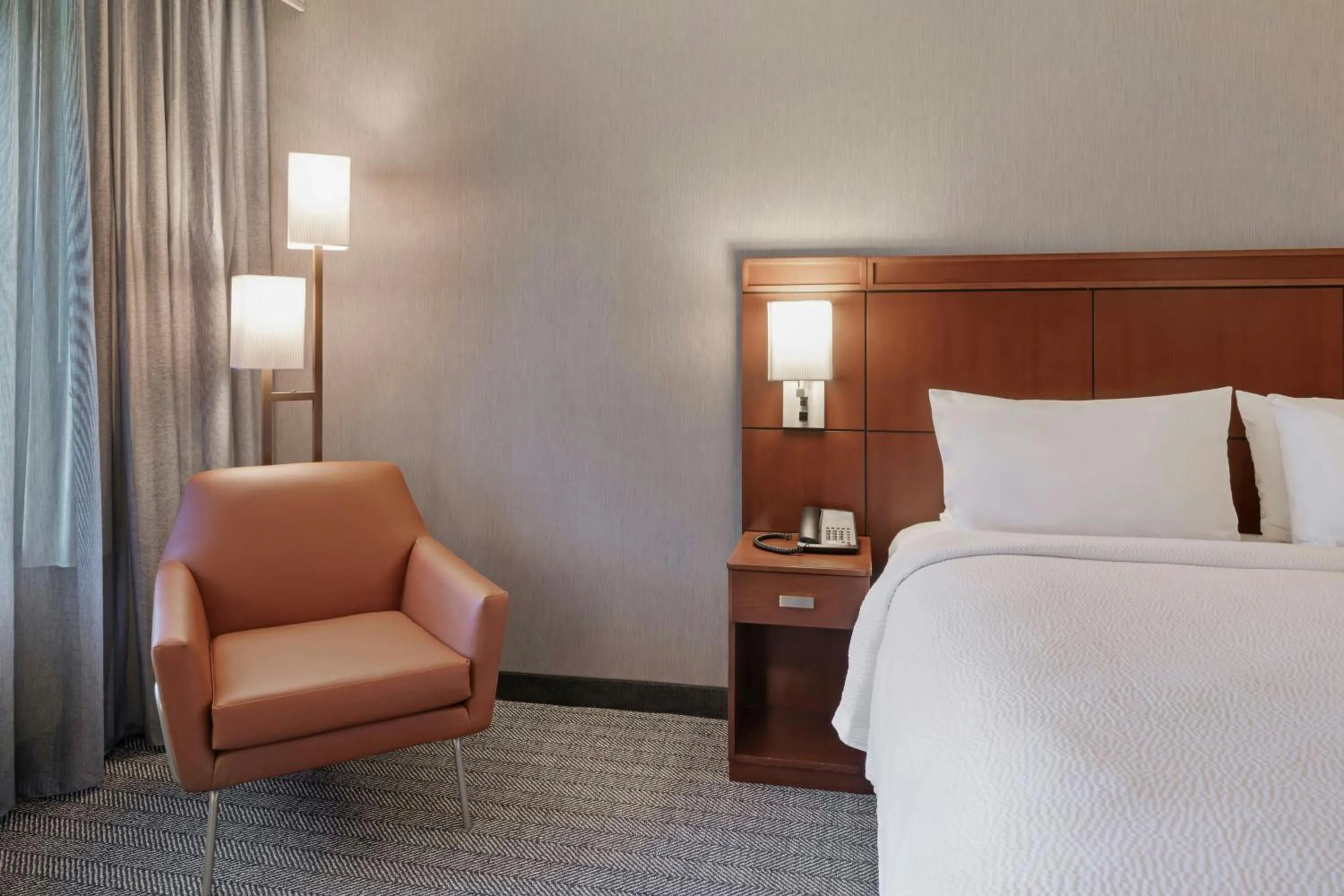 Photo of the whole room, Bed in Courtyard Long Beach Airport