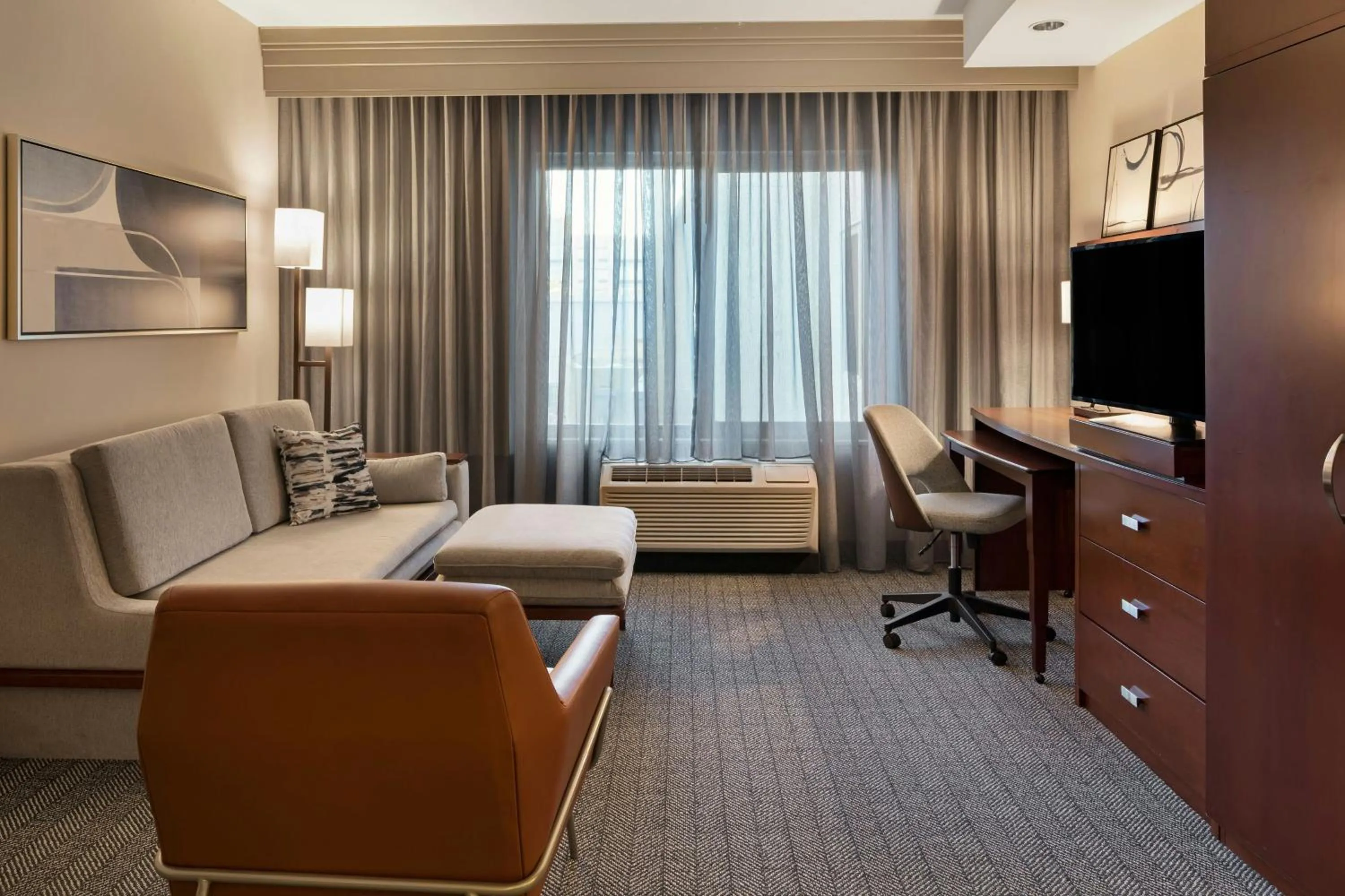 Photo of the whole room in Courtyard Long Beach Airport