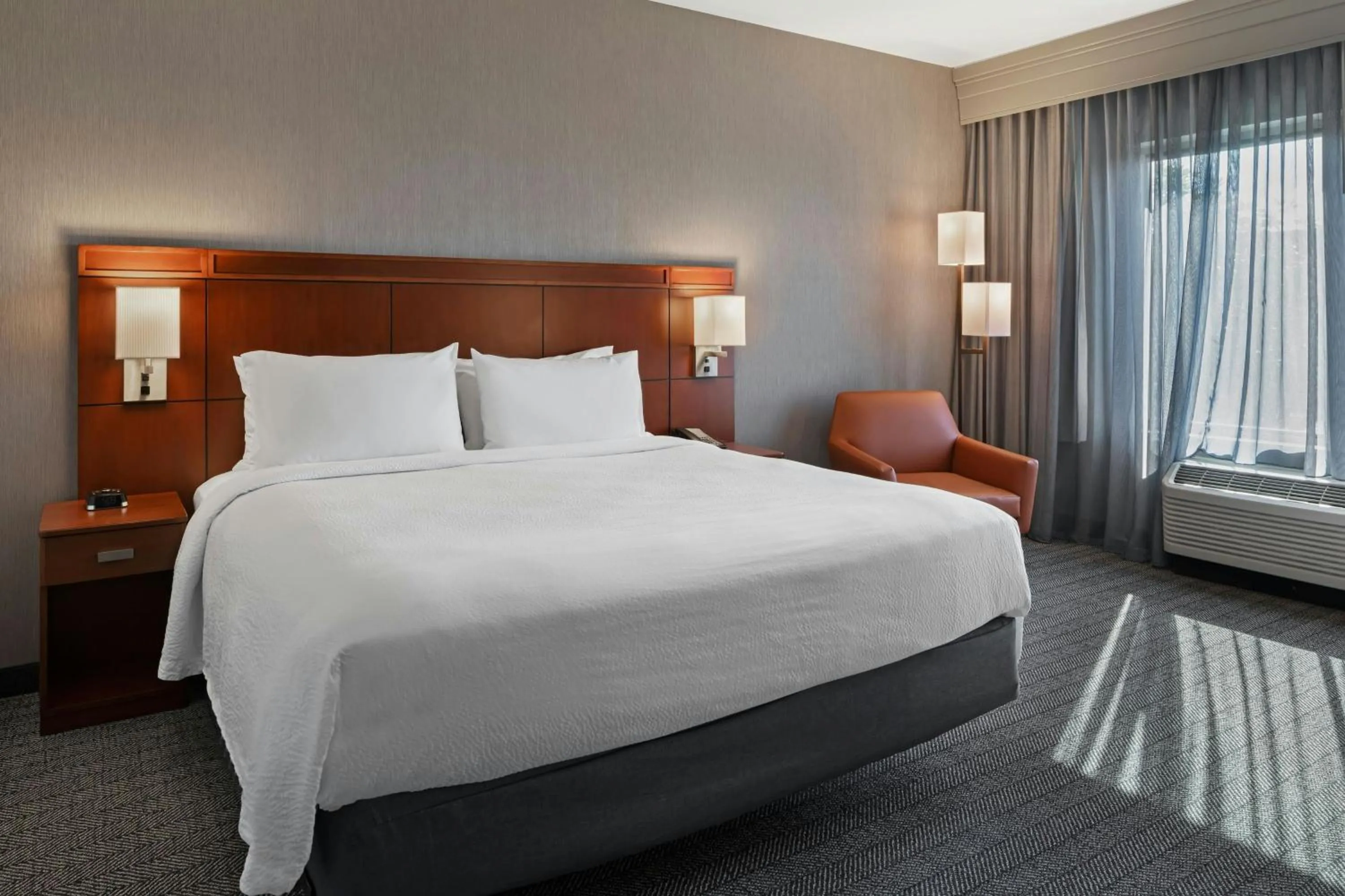 Photo of the whole room, Bed in Courtyard Long Beach Airport