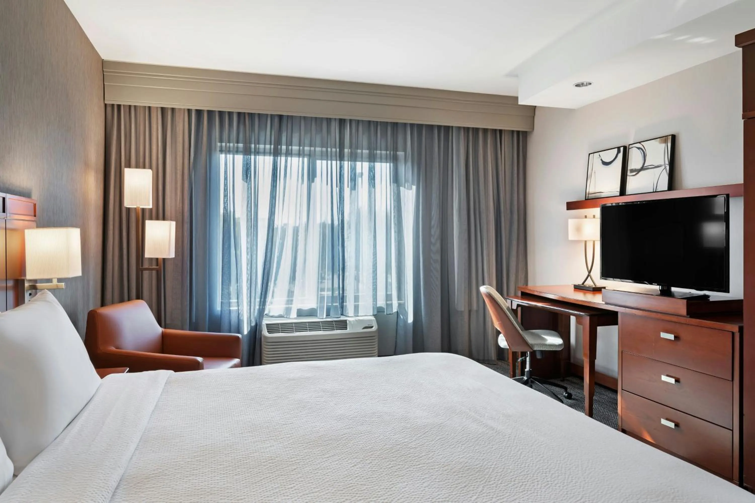 Photo of the whole room, Bed in Courtyard Long Beach Airport