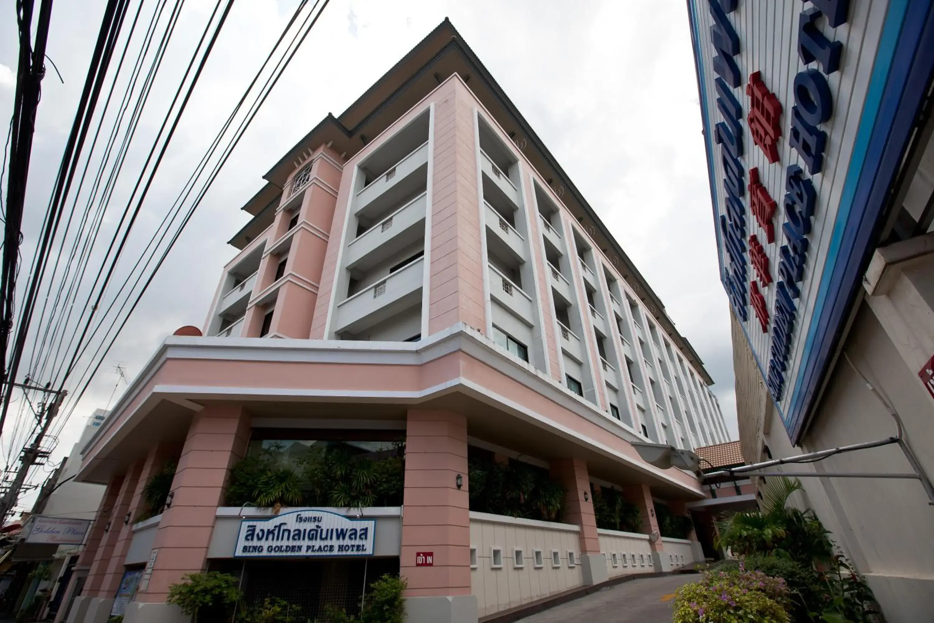 Property building in Sing Golden Place Hotel Property building in Sing Golden Place Hotel