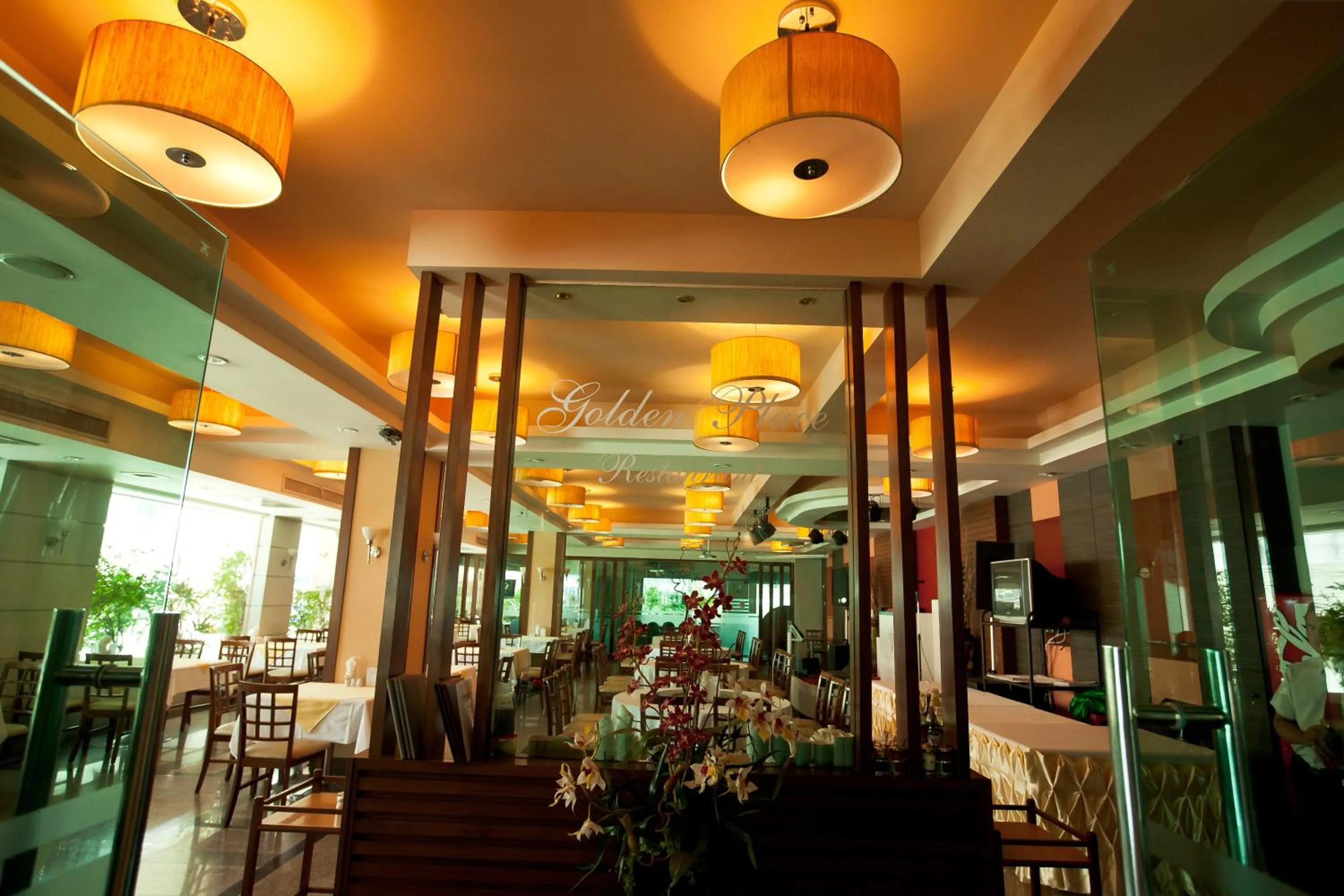 Restaurant/places to eat in Sing Golden Place Hotel