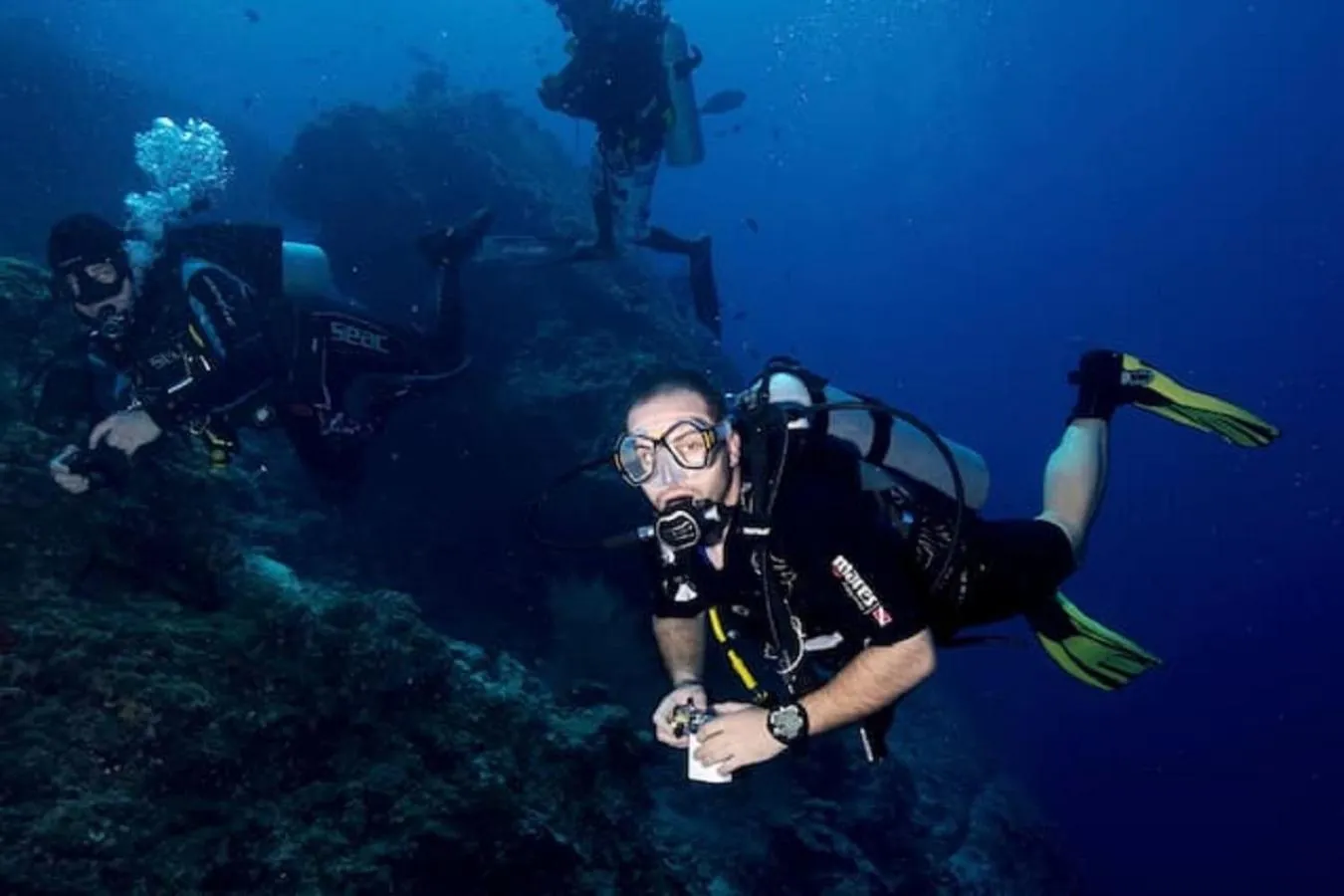 People in Batuta Maldives Surf View