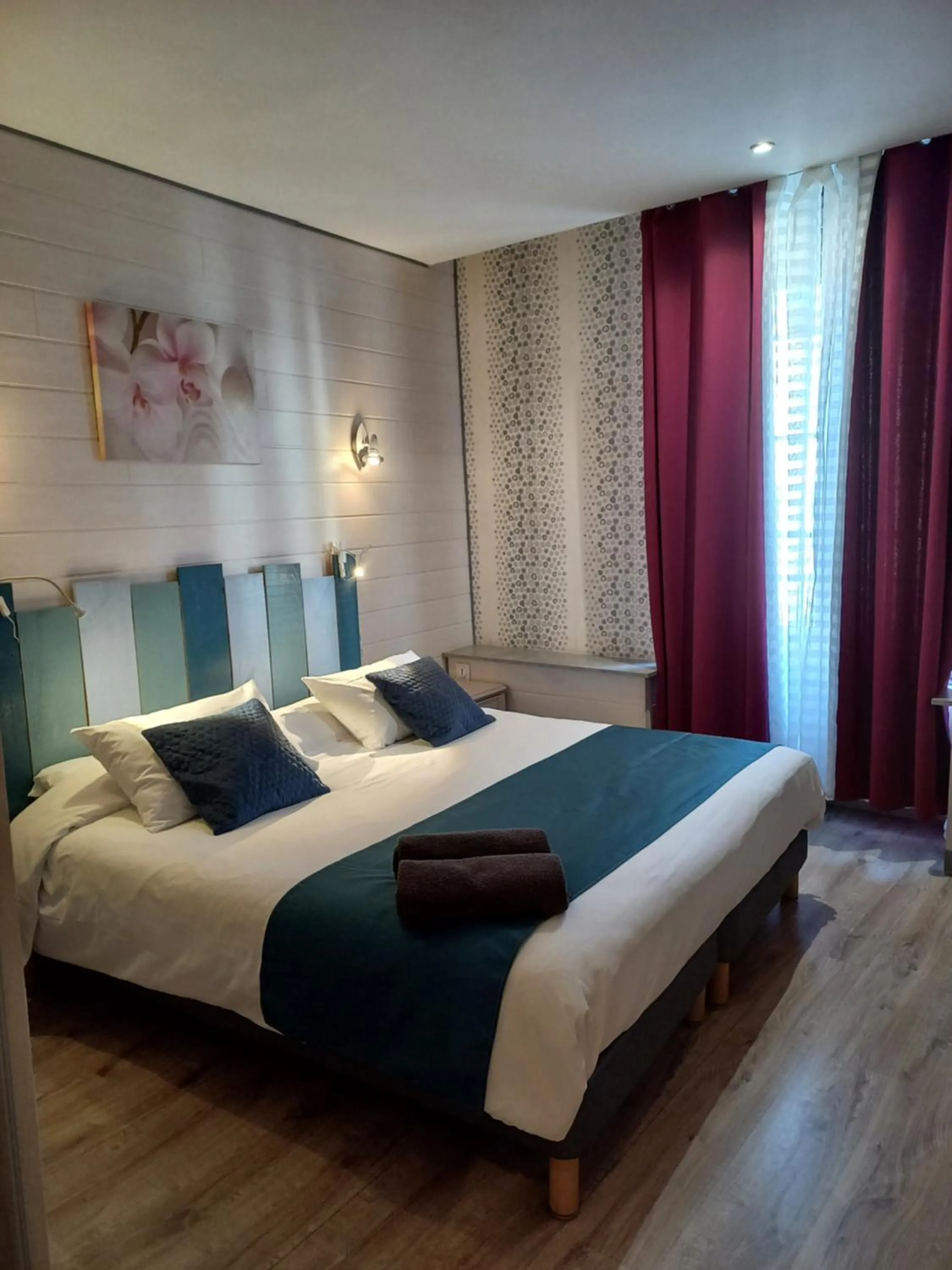 Photo of the whole room, Bed in Hôtel Le Centre