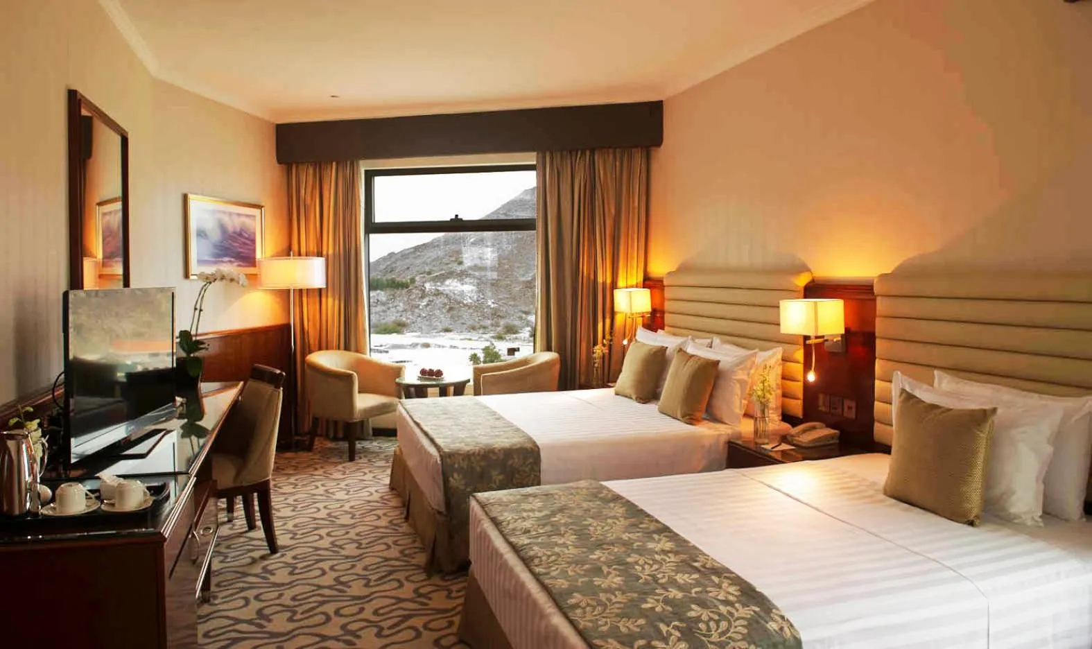 Mountain view, Bed in Oceanic Khorfakkan Resort & Spa