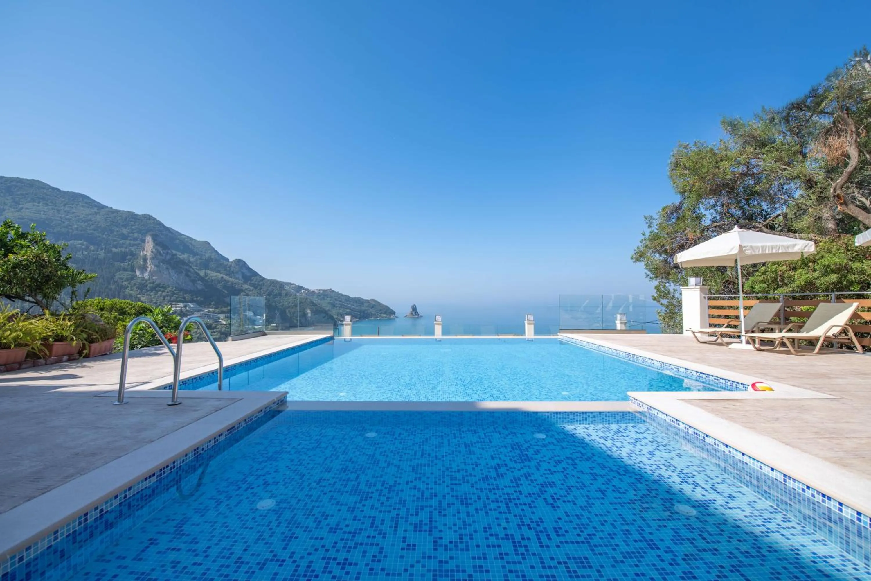 Swimming pool in Mazis Apartments