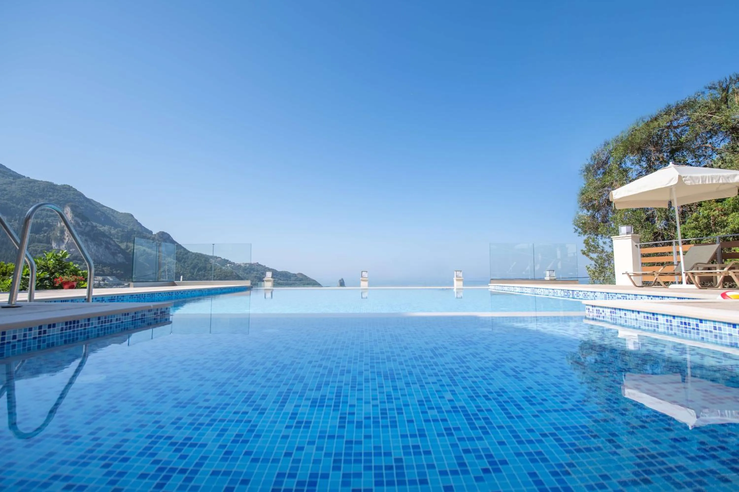 Swimming pool in Mazis Apartments