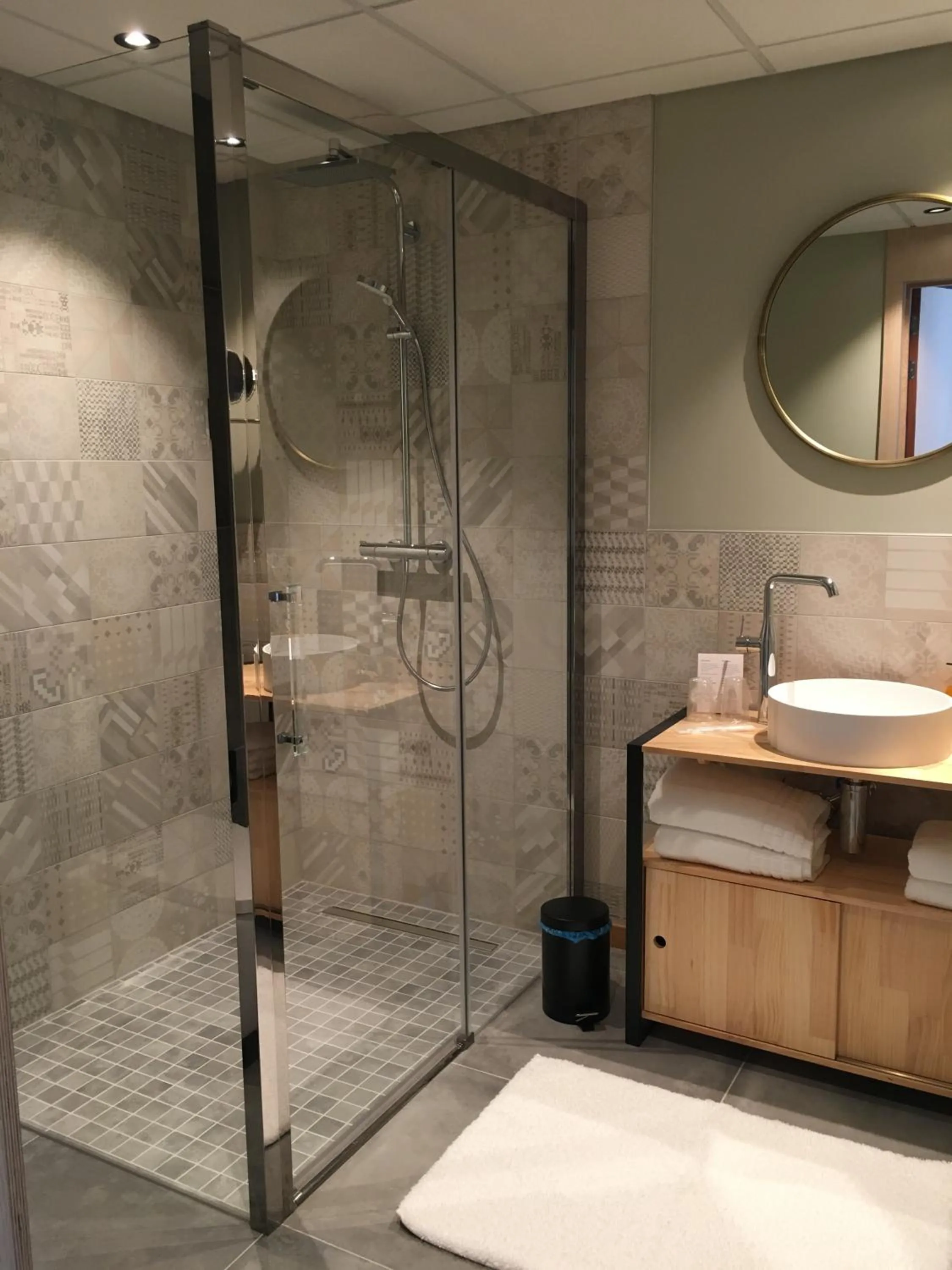 Shower in La Libellule