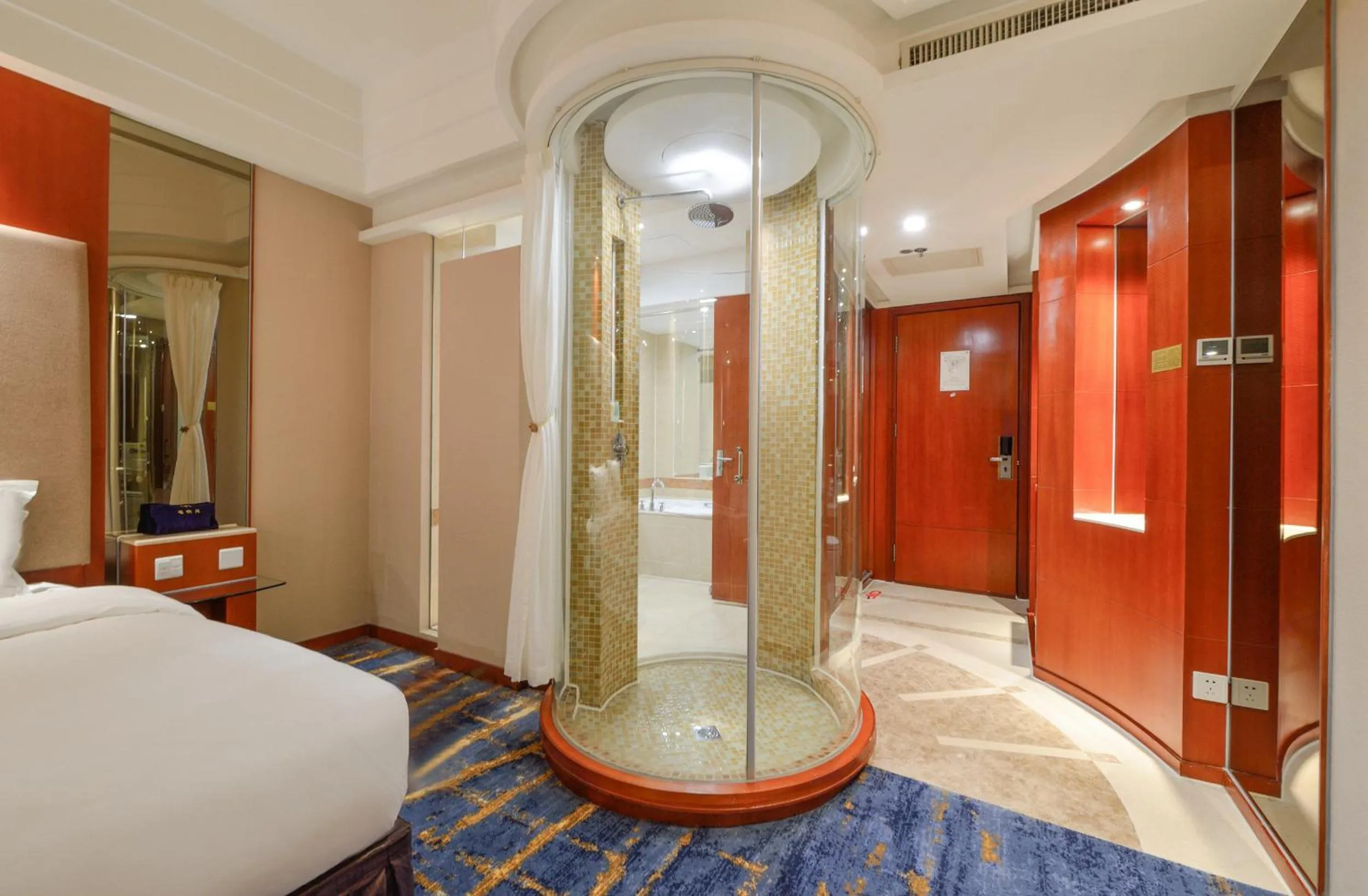 Shower, Bed in Bayshore Hotel Dalian