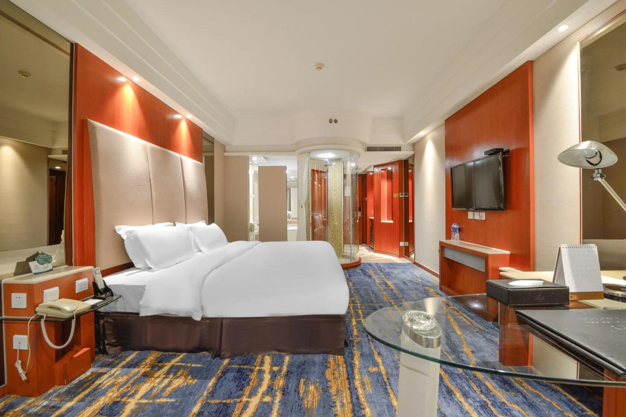 Photo of the whole room, Bed in Bayshore Hotel Dalian