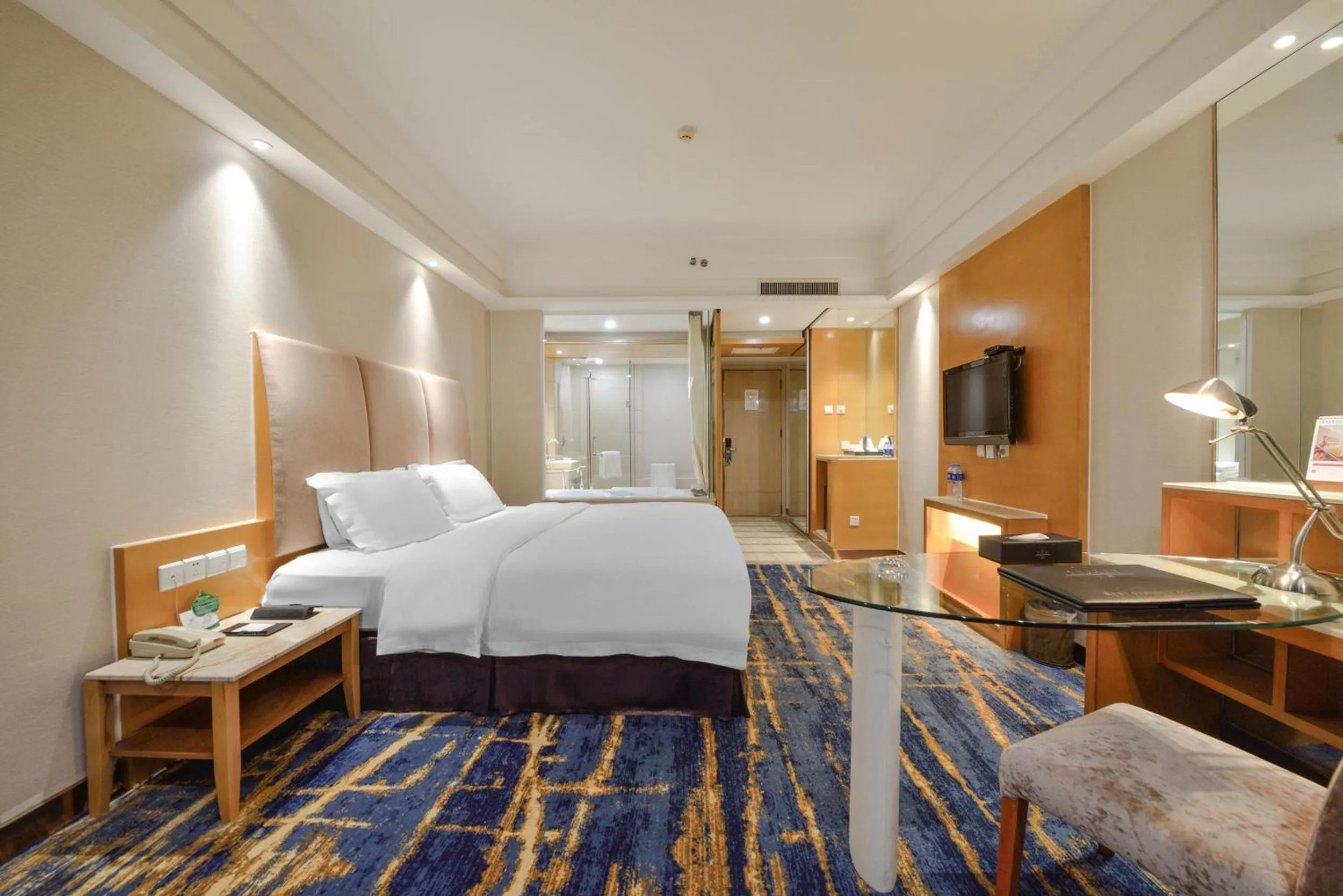 Photo of the whole room, Bed in Bayshore Hotel Dalian