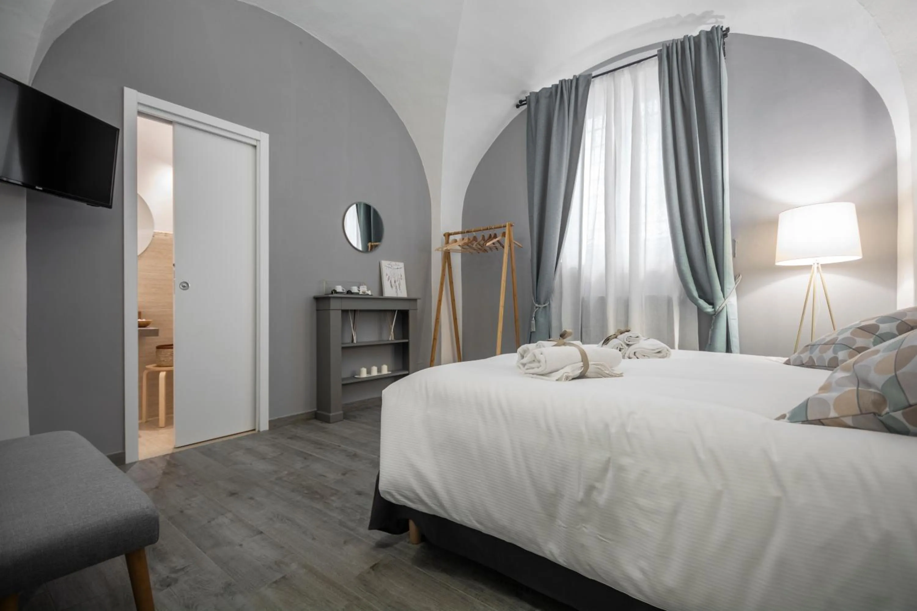 Photo of the whole room, Bed in La Lu cozy rooms