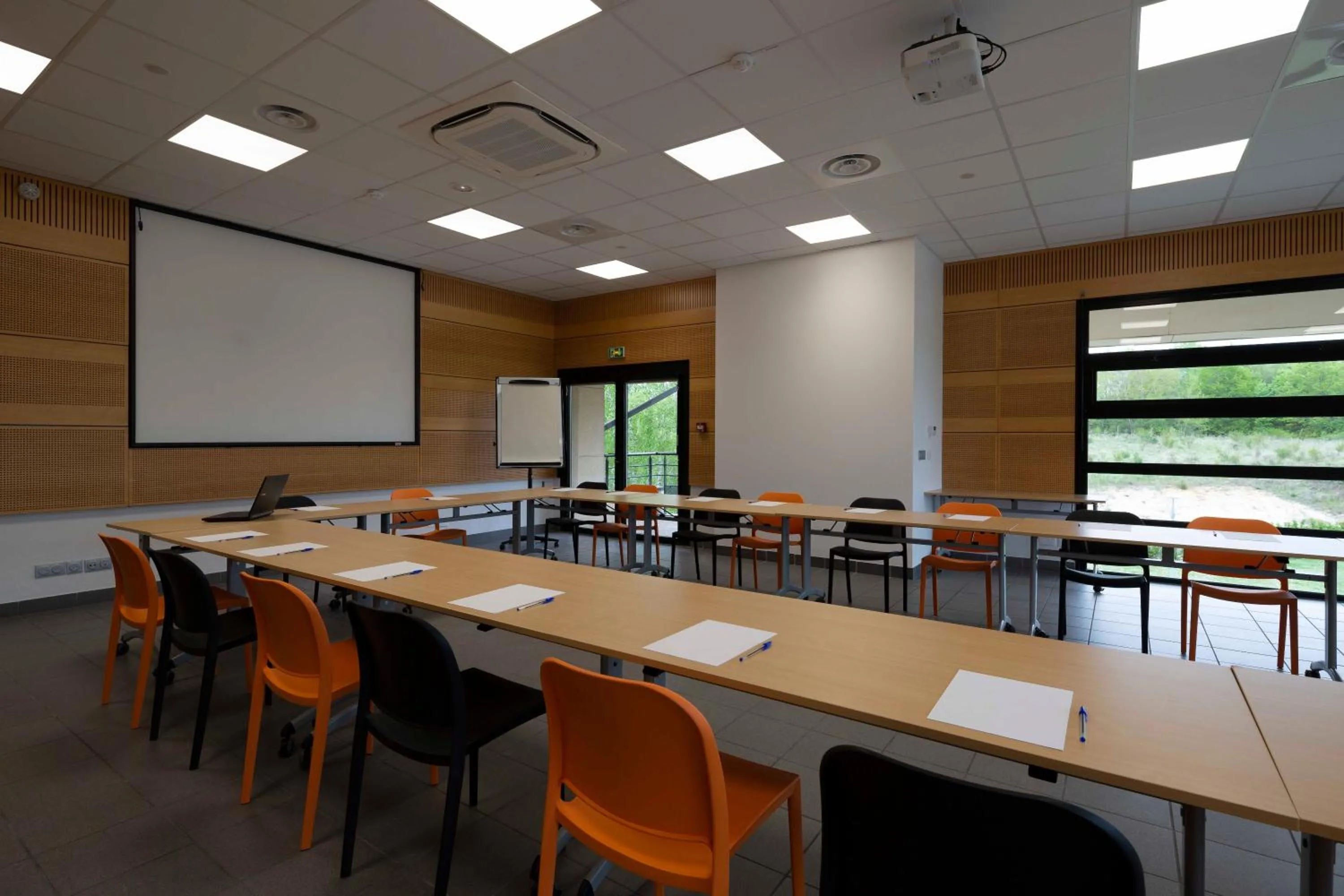 Meeting/conference room in Break Hôtel