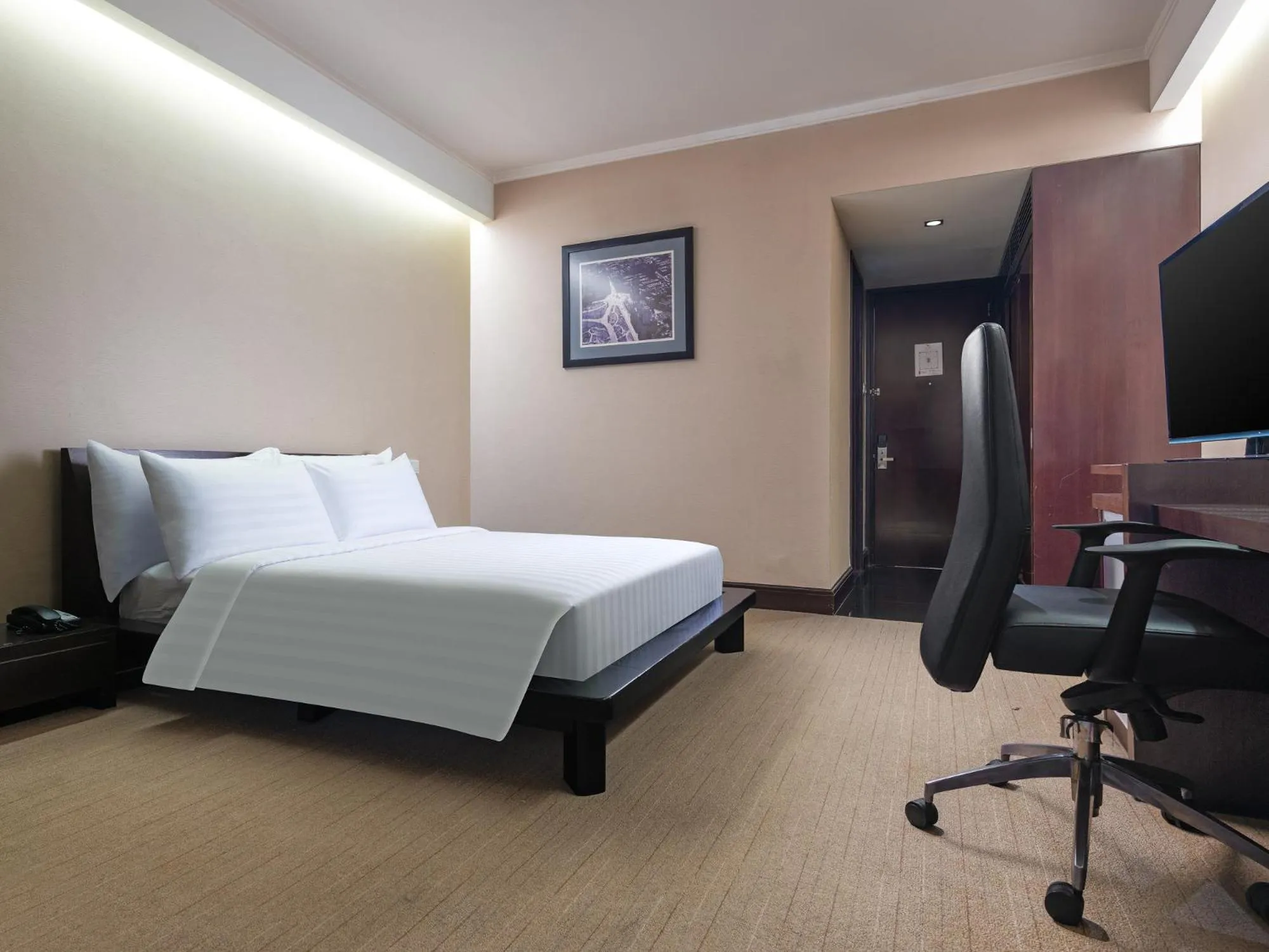 Bed in Manhattan Hotel Jakarta