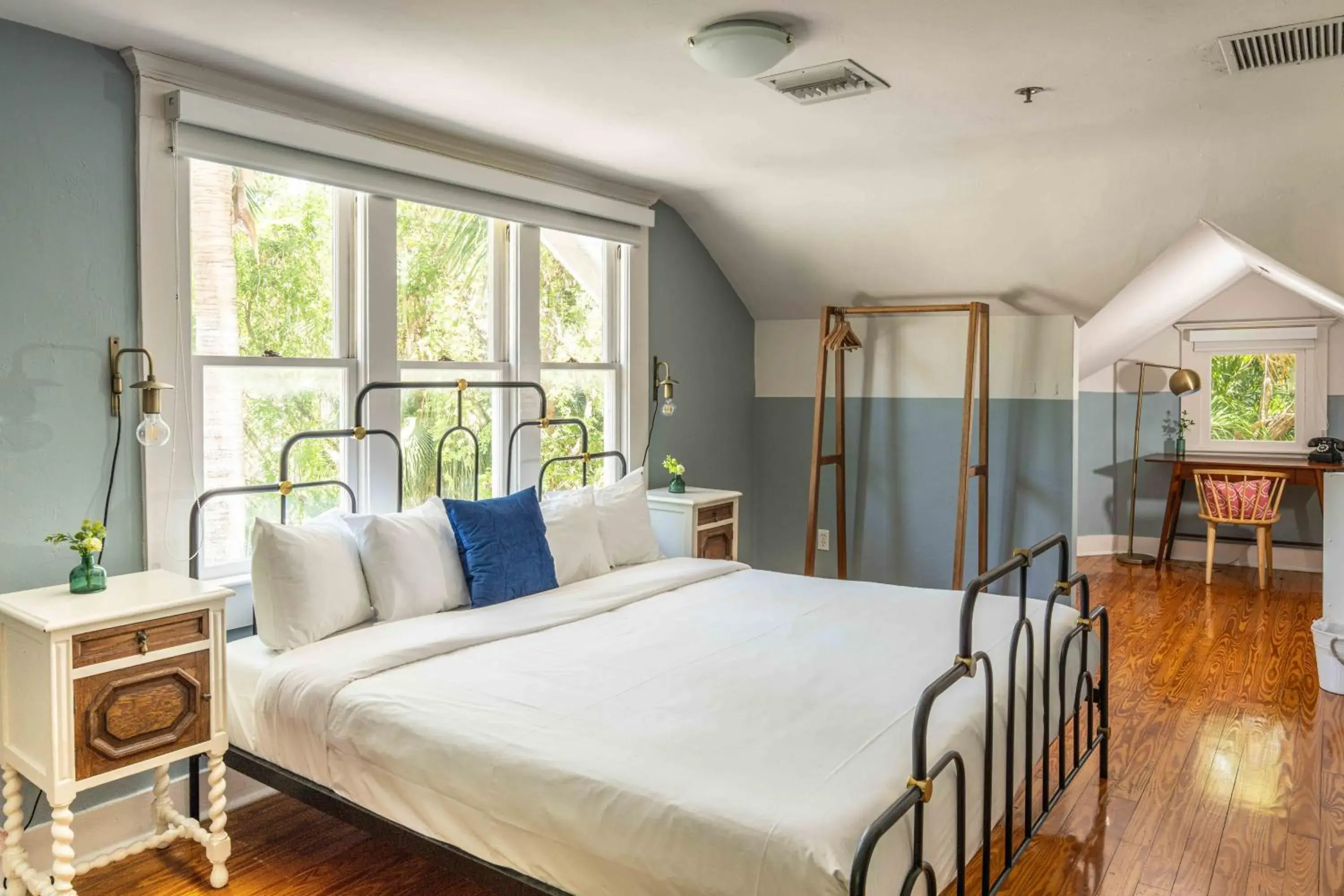 Bed in Miami River Inn by Renzzi Bed in Miami River Inn by Renzzi