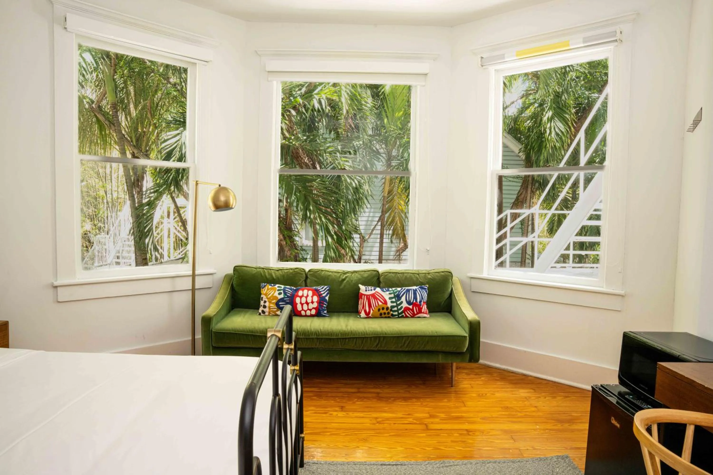 Living room, Bed in Miami River Inn by Renzzi