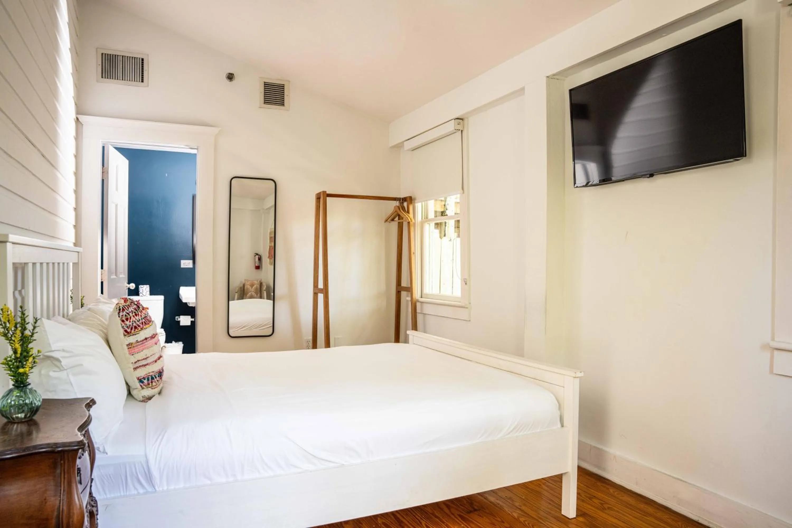 Bed in Miami River Inn by Renzzi