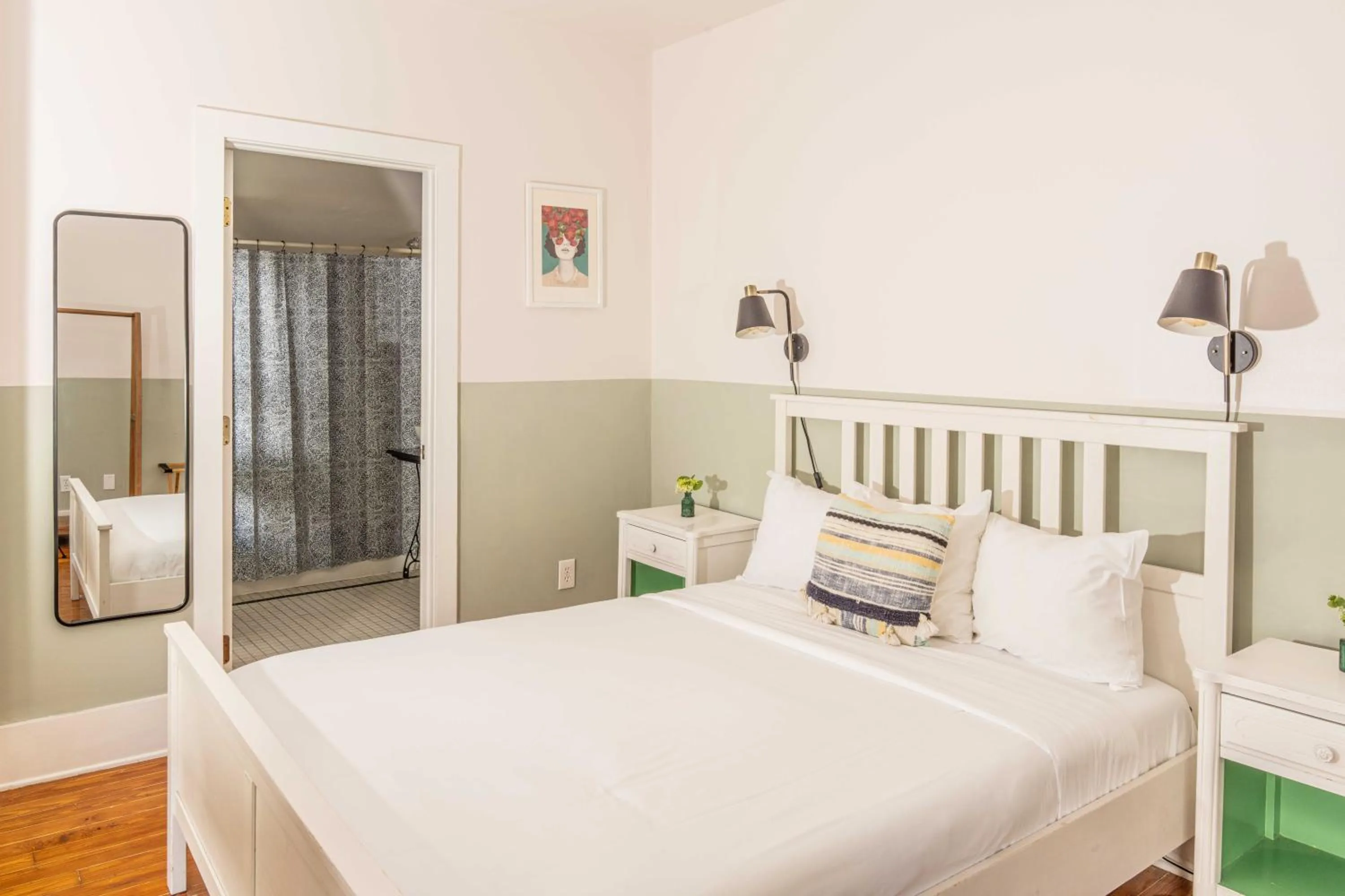 Standard Queen Room in Miami River Inn by Renzzi