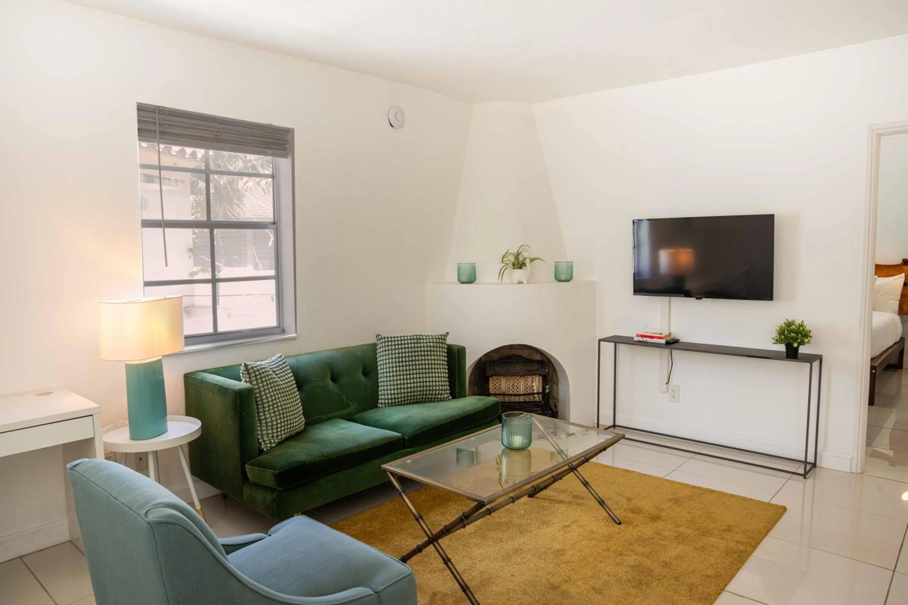 Living room in Miami River Inn by Renzzi