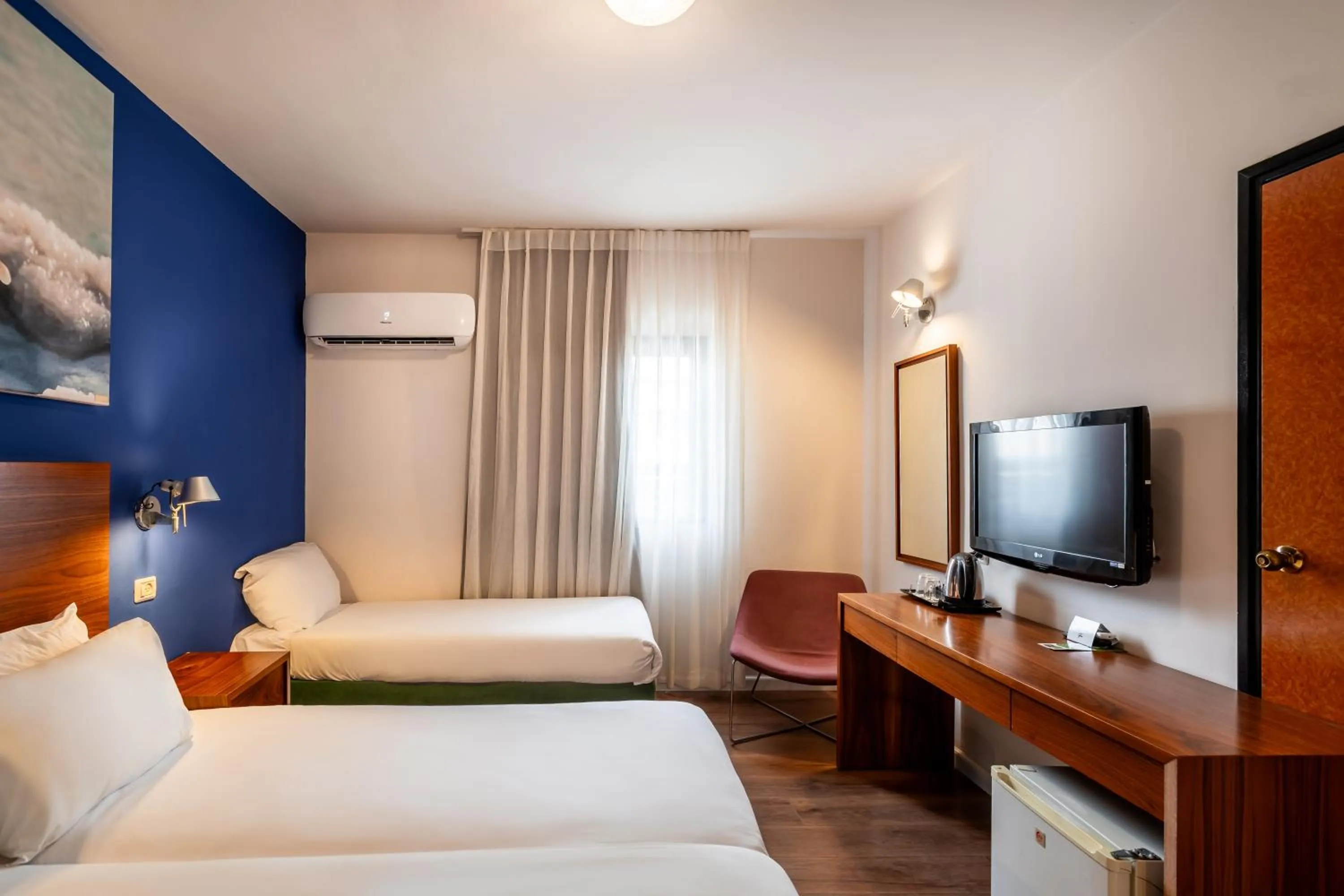 Photo of the whole room, Bed in Jacob Tiberias